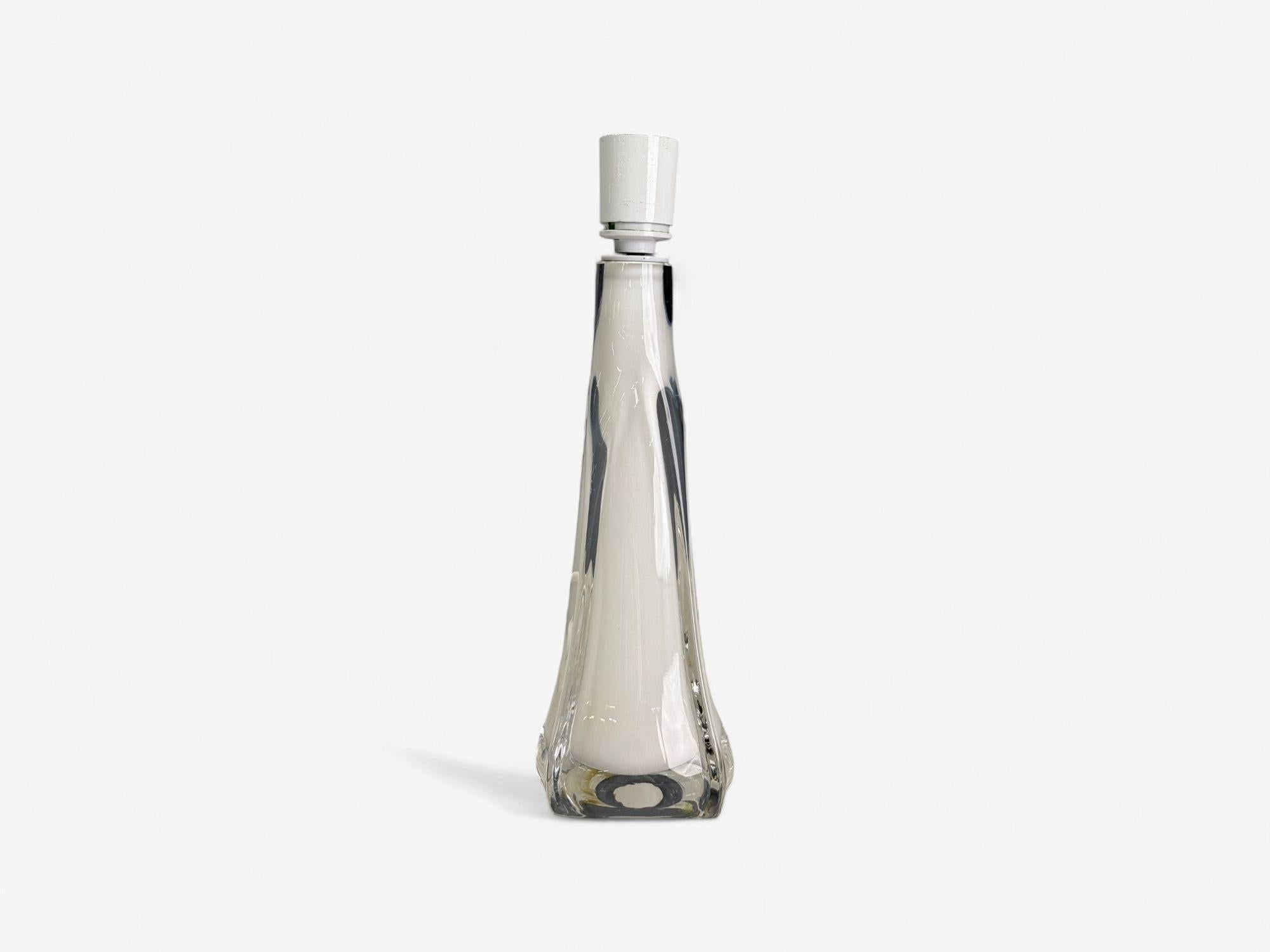 Orrefors, moderne suédois, verre blanc, petites lampes de table, Suède, années 1960

Paire de petites lampes de table en forme de bouteille en verre, conçues et produites par Orrefors en Suède, vers les années 1960.

Verre, Suède C.C. 1960

Hauteur