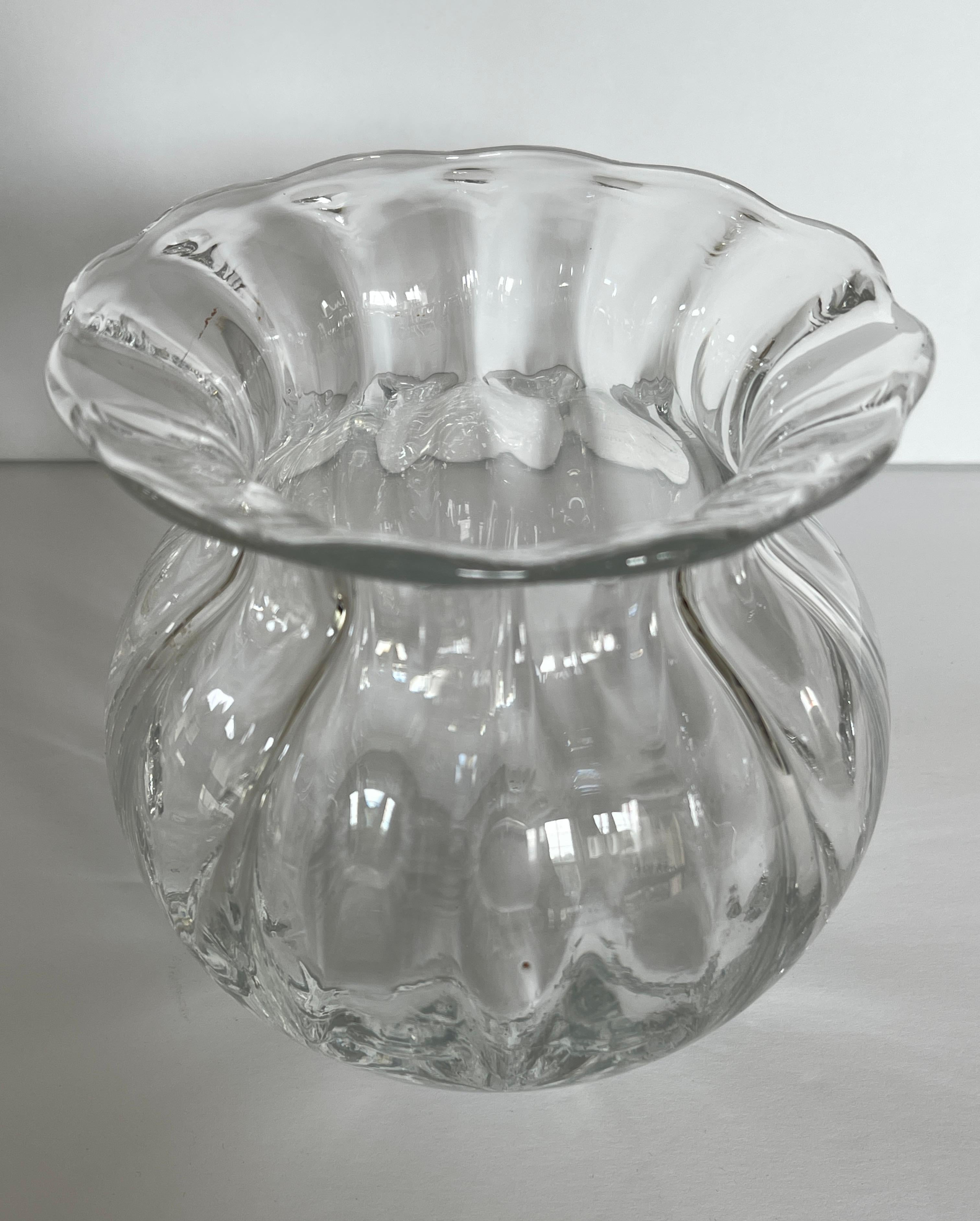 Scandinavo moderno Orrefors Vaso a coste in vetro con anemone in vendita