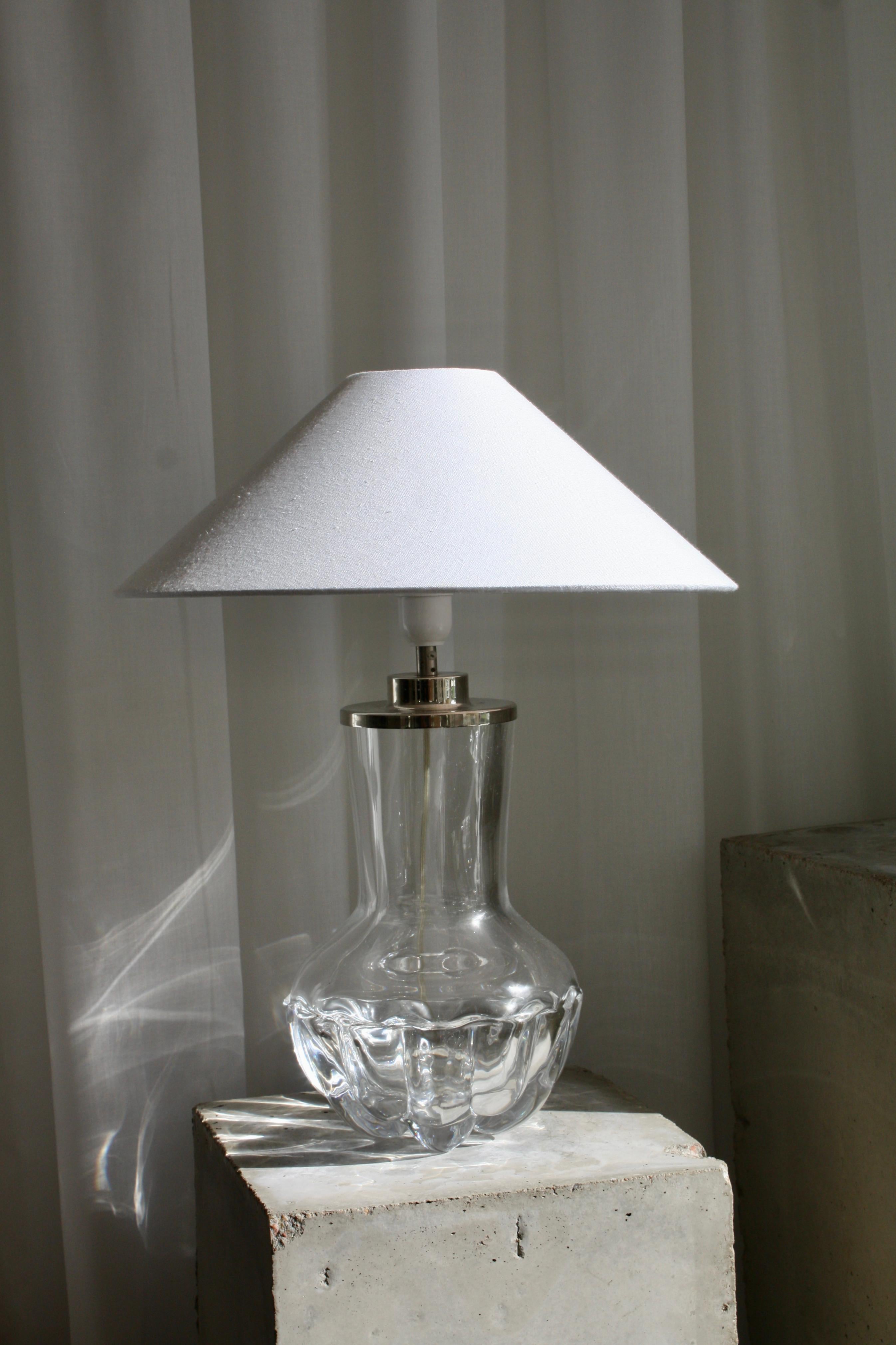 Orrefors Table Lamp No. 2325 by Olle Alberius, 1970s – Swedish Crystal Design

A striking Swedish crystal table lamp designed by Olle Alberius for Orrefors in the 1970s. Model 2325 features a sculptural faceted crystal base that beautifully refracts