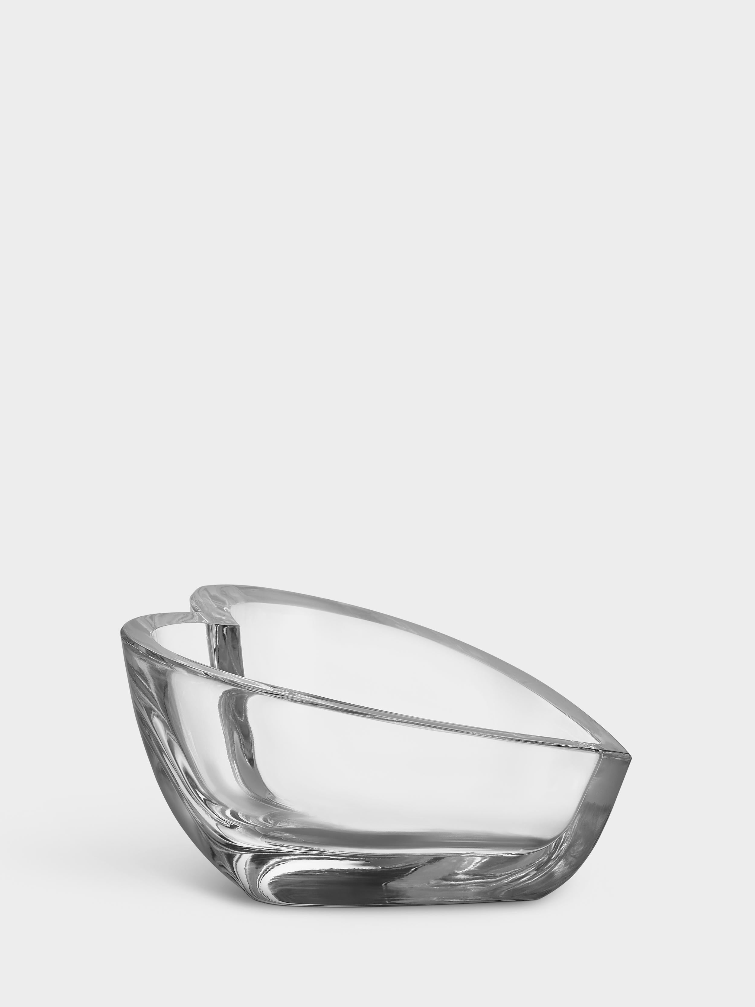 La coupe Valentino d'Orrefors a la forme d'un cœur et est fabriquée en cristal clair épais avec des bords doux qui lui donnent un aspect arrondi. L'objet est à la fois fonctionnel et décoratif. Conçu par Martti Rytkönen.

