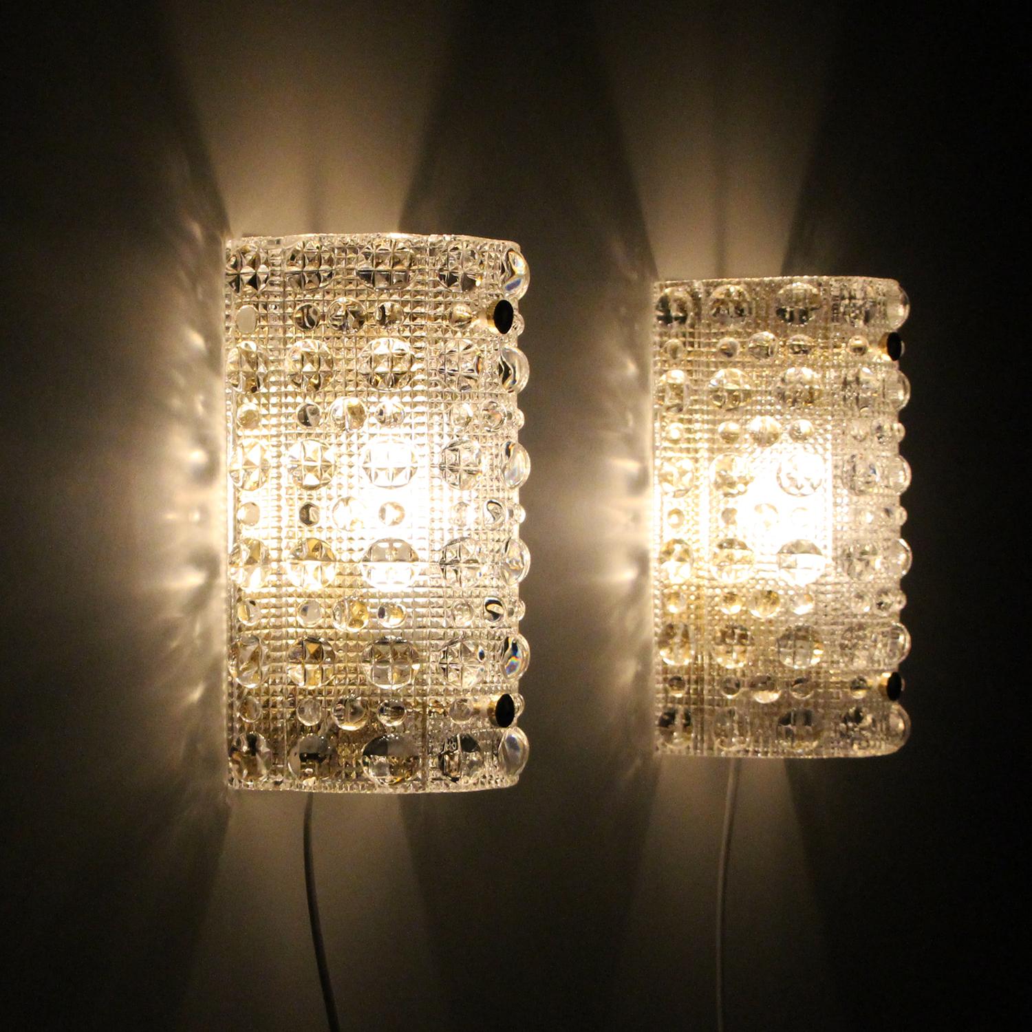 Orrefors Venus (pair), crystal sconces by LYFA/Orrefors, in the late 1950s-early 1960s, absolutely gorgeous pair of crystal wall lights in excellent vintage condition.

Each of these beautiful sconces are made of a thick mold-blown clear crystal