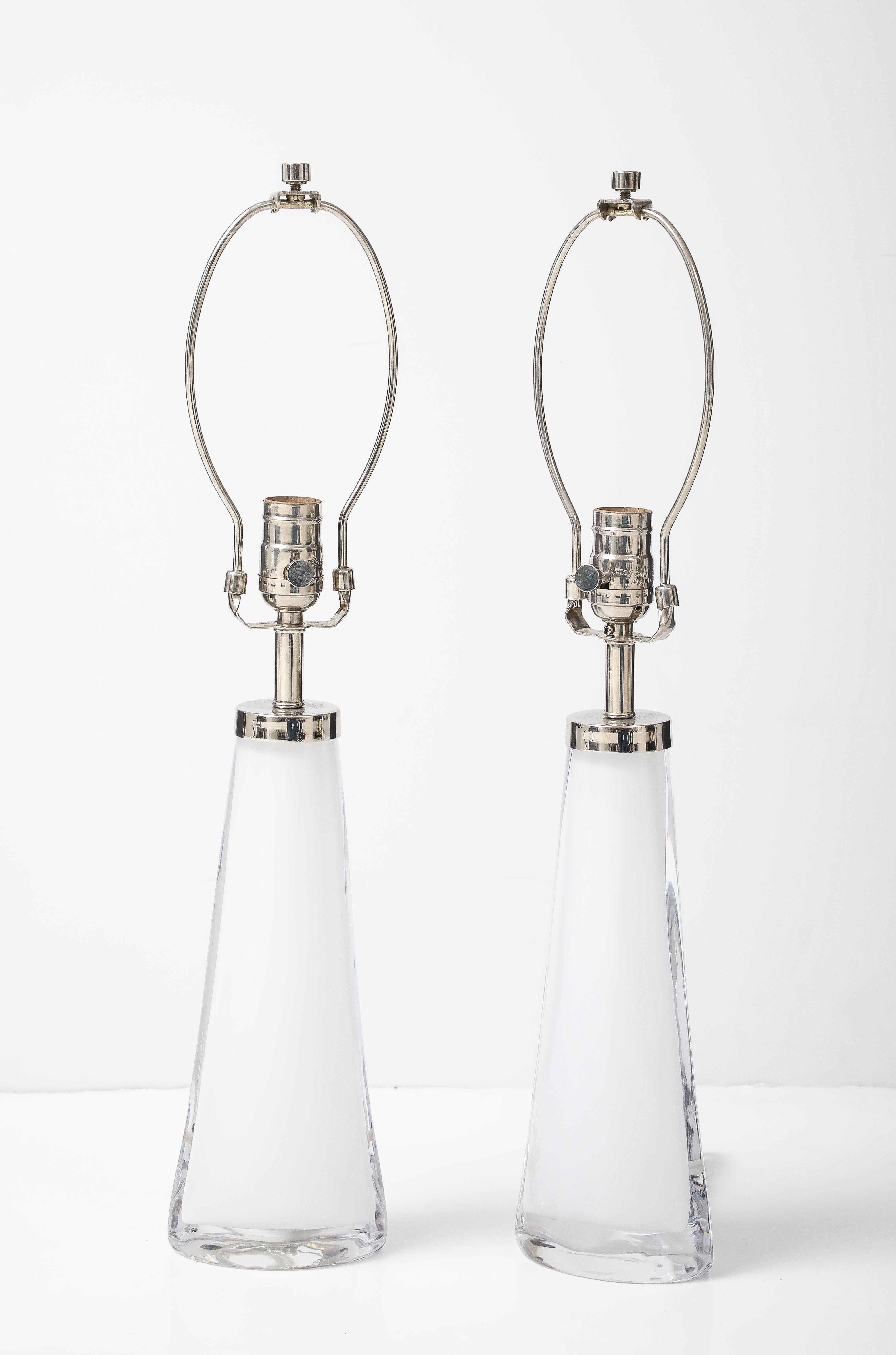 Coppia di lampade a forma di triangolo in cristallo bianco, in stile The Modern Scandinavian, con finiture in nichel lucido. Le lampade sono state ricablate professionalmente per essere utilizzate negli Stati Uniti, utilizzando nuove prese e cavi.