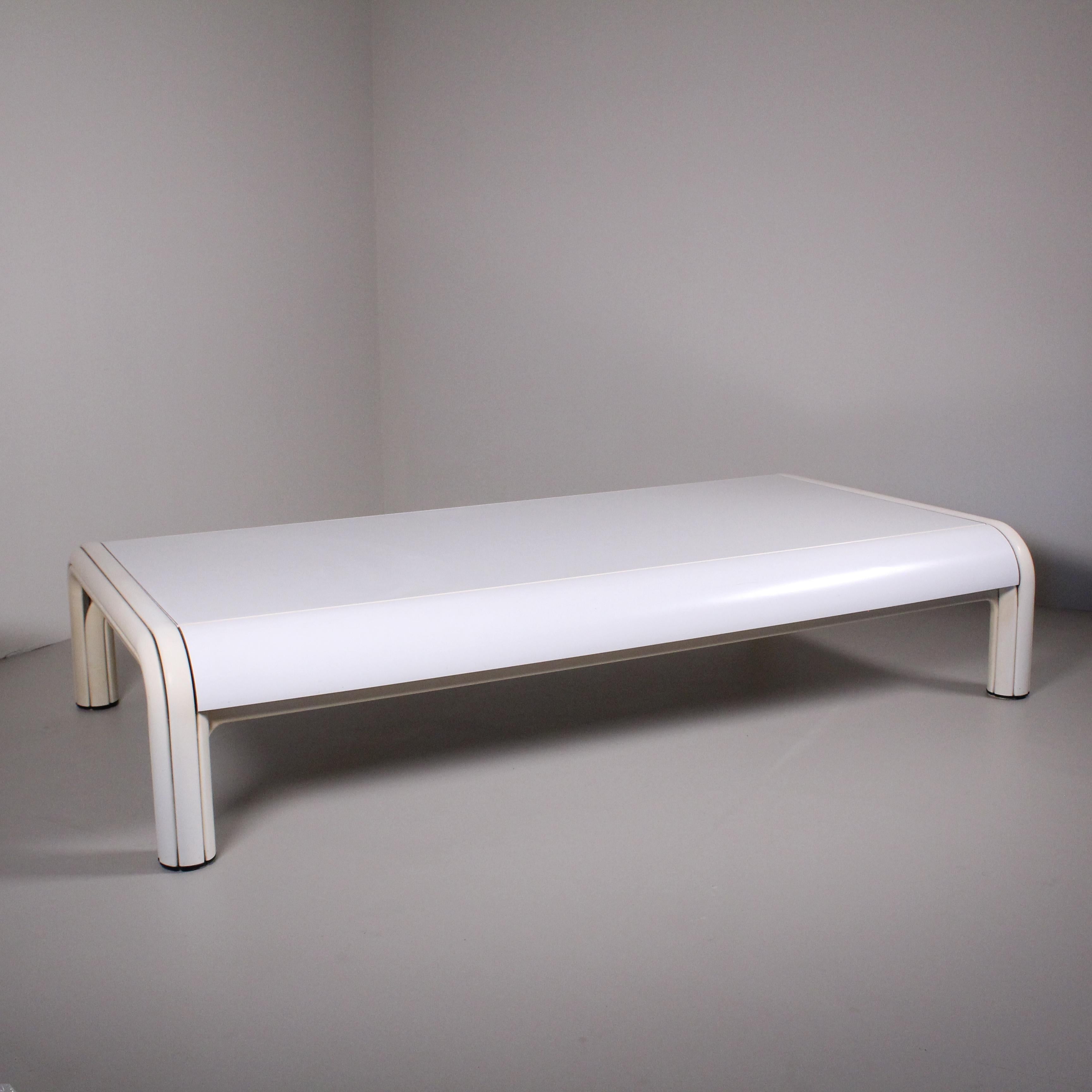 Modern Orsay coffee table, Gae Aulenti, Knoll, 1970 circa For Sale