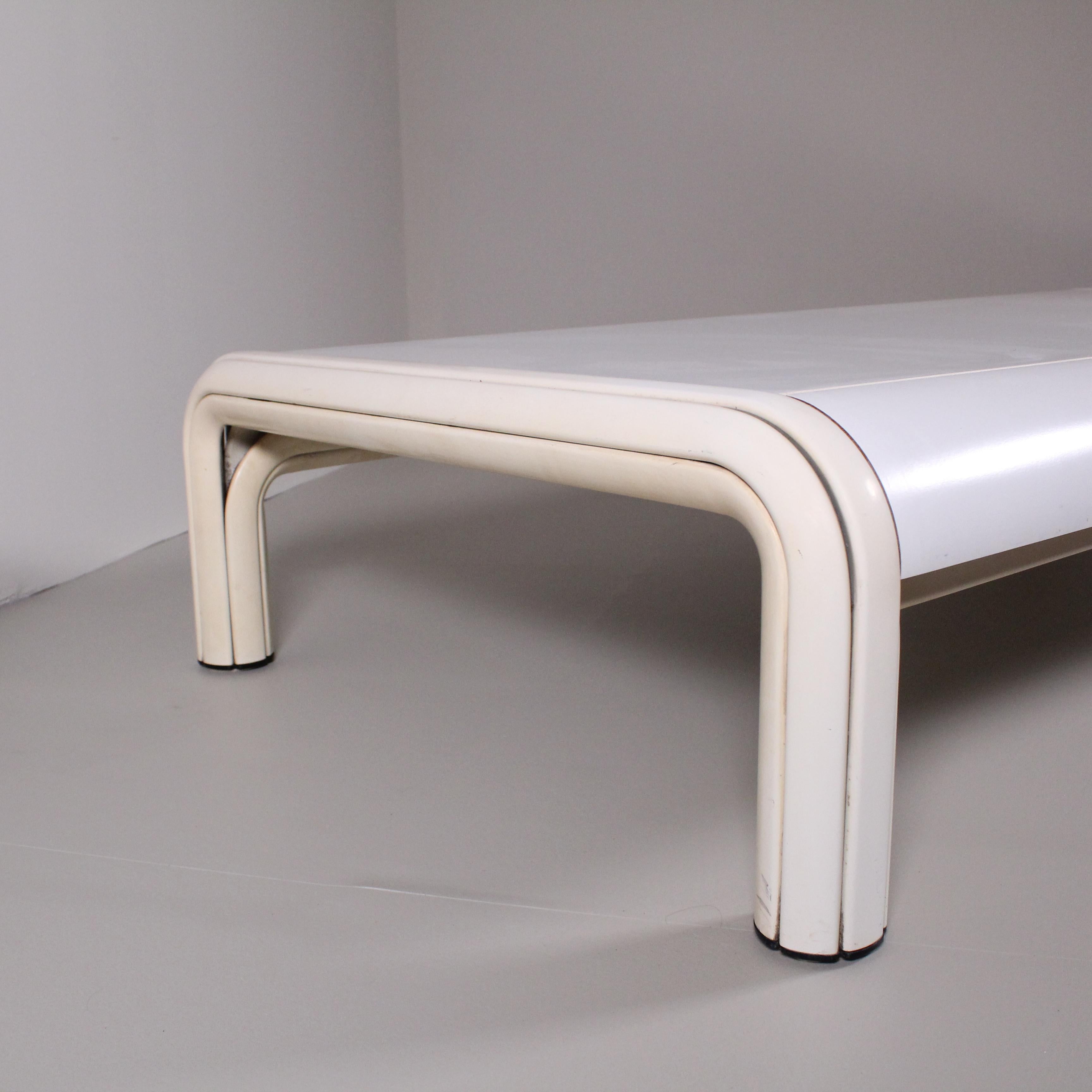 Late 20th Century Orsay coffee table, Gae Aulenti, Knoll, 1970 circa For Sale