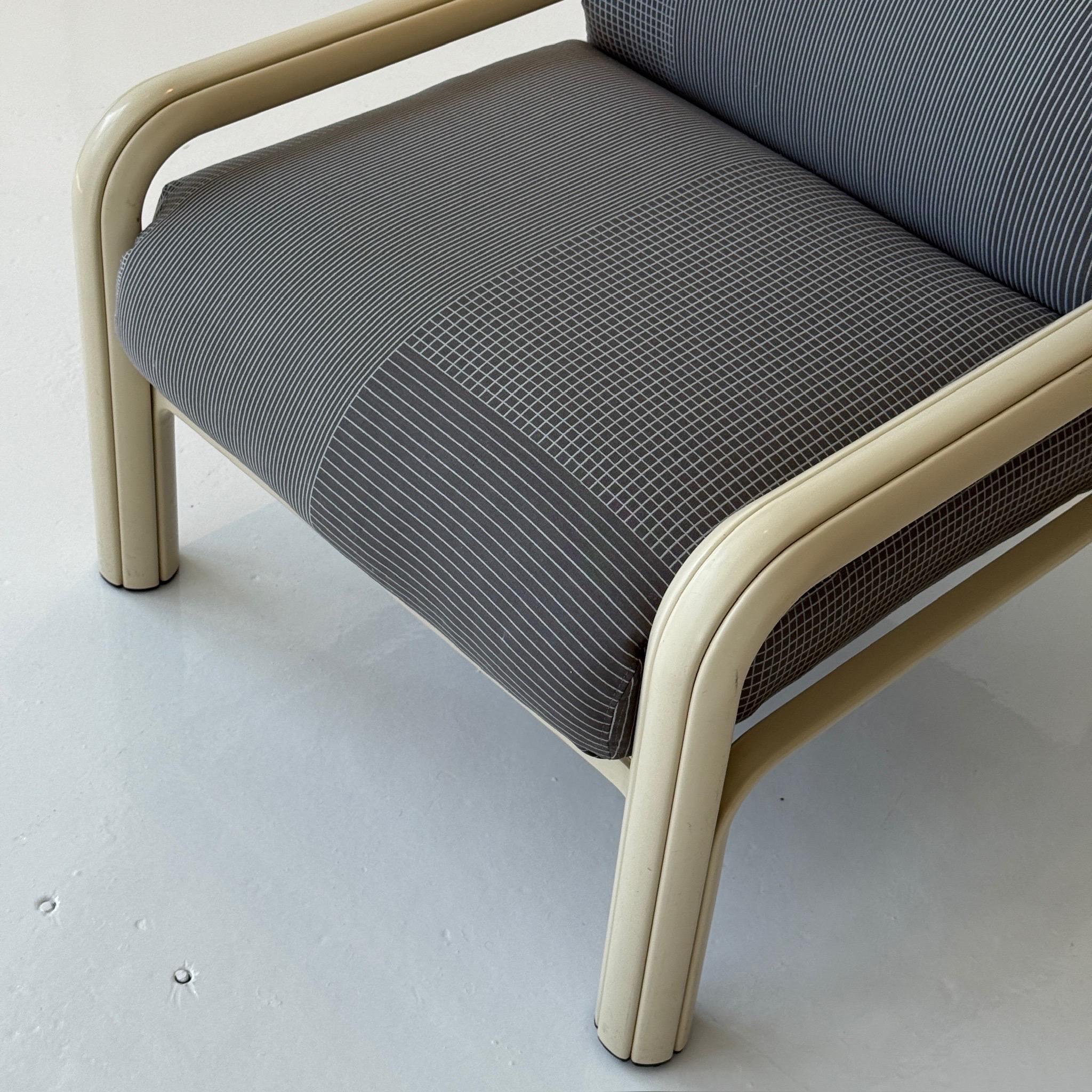 c. 1970s. USA. Il prezzo si riferisce al set. Contattaci se vuoi acquistare un singolo articolo. Struttura verniciata a polvere bianca con tessuto a griglia Scholten & Baijings di Maharam.


