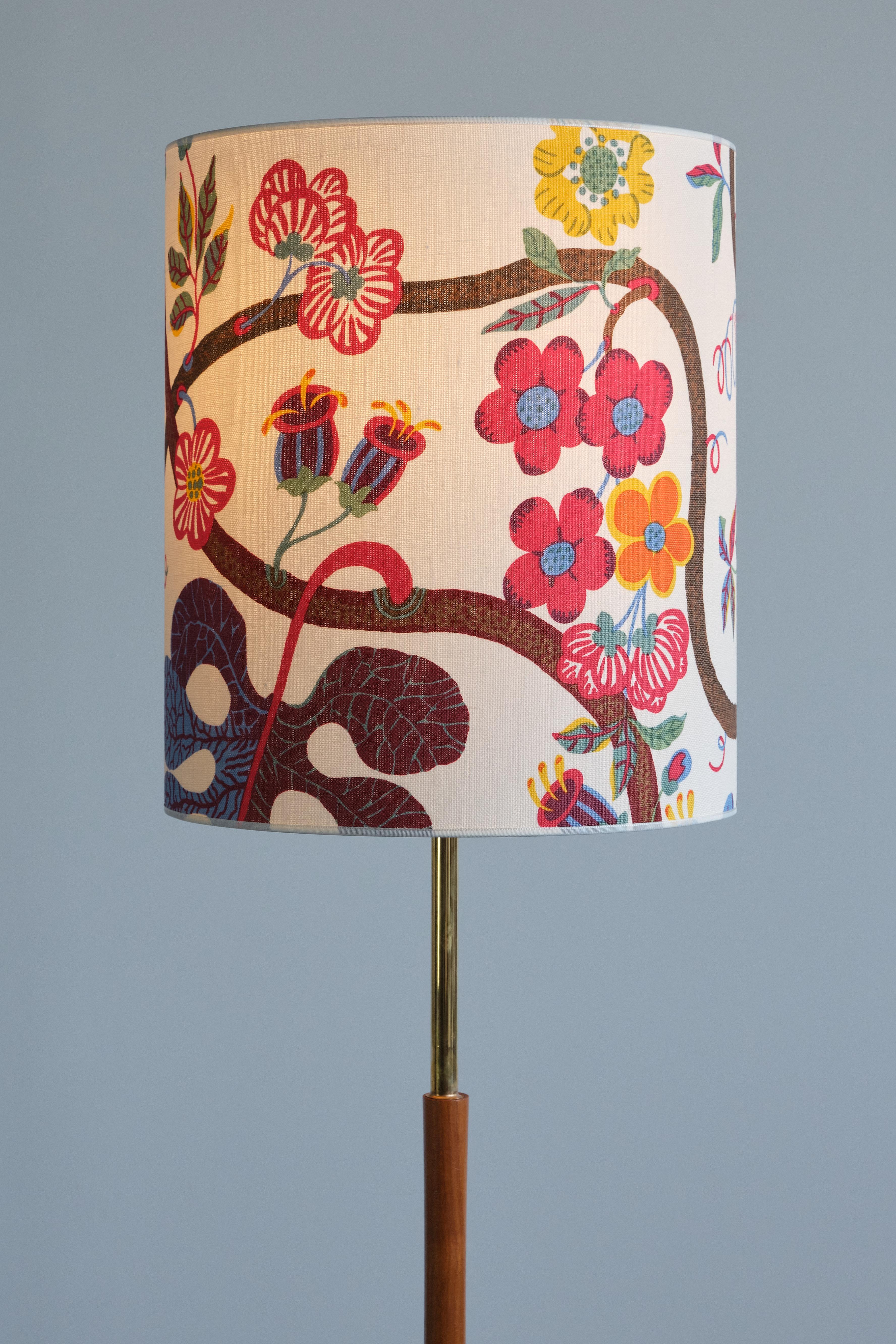 Örsjö Armatur Teak and Brass Floor Lamp with Josef Frank Shade, Sweden, 1950s In Good Condition For Sale In The Hague, NL
