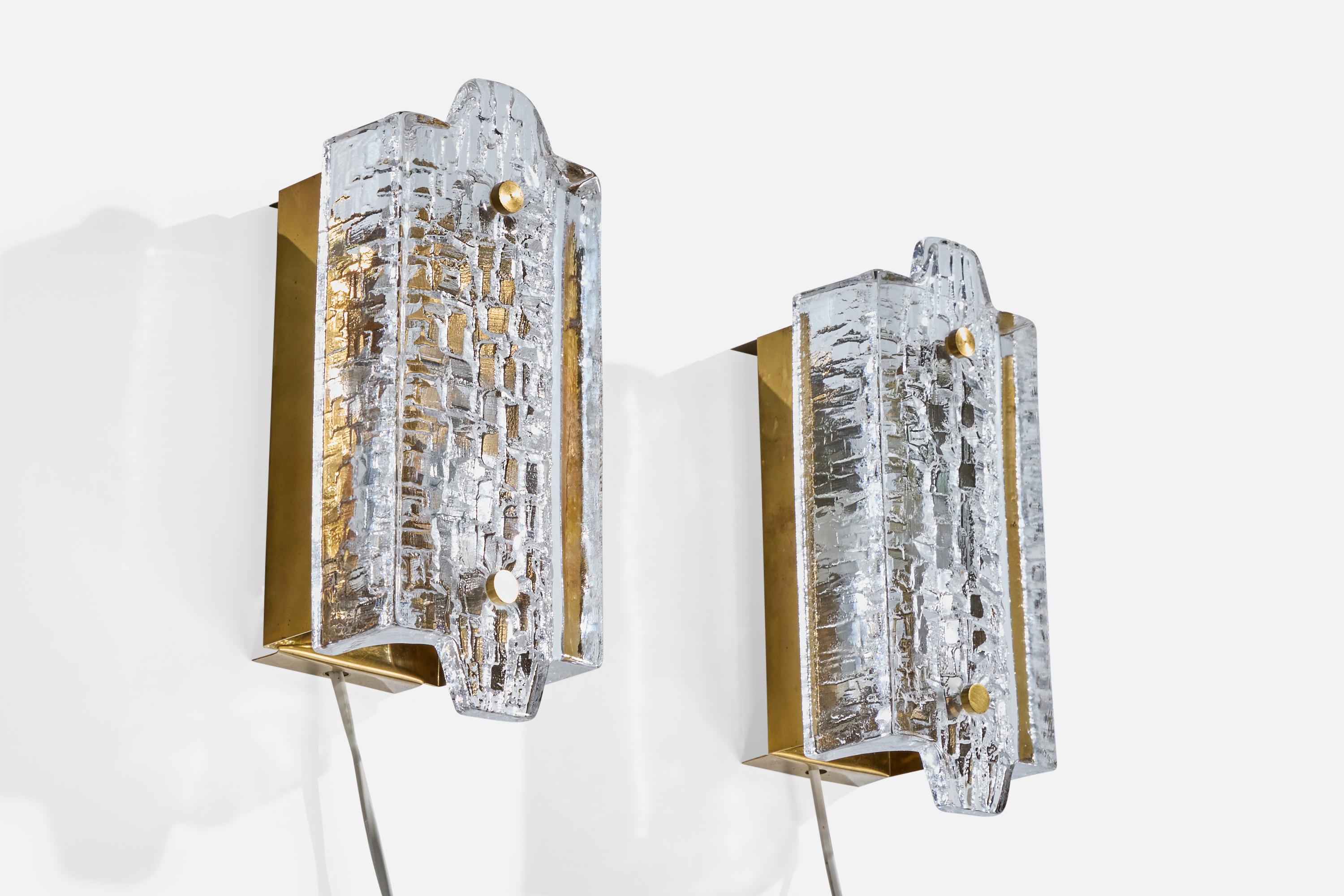 Pareja de apliques de latón y cristal fabricados por Örsjö, Suecia, c. 1960.

Dimensiones totales (en pulgadas): 4,5