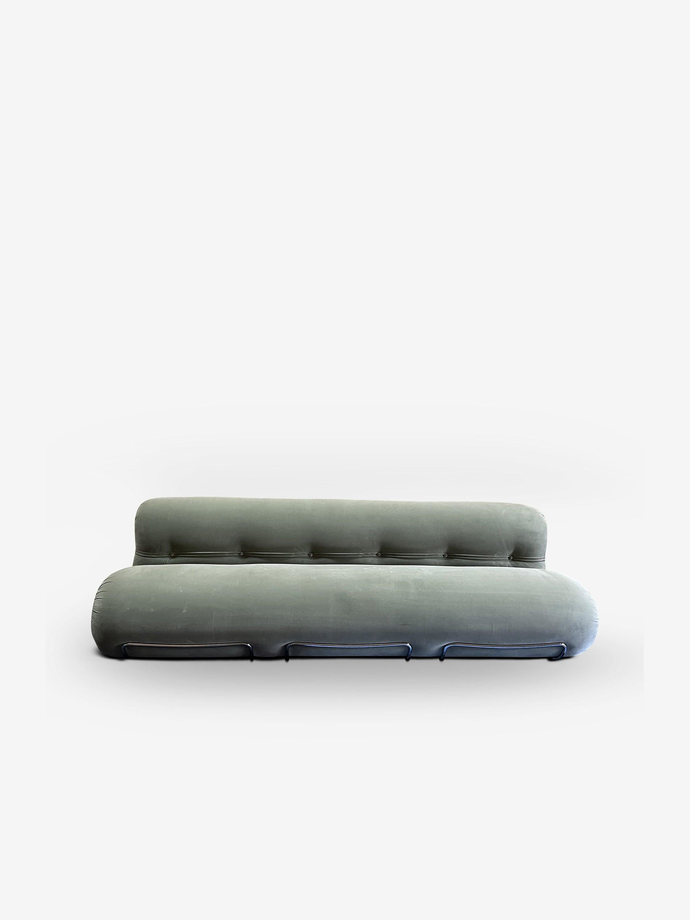El Sofá Orsola 240 de Gastone Rinaldi es un complemento hermoso y lujoso para cualquier hogar. Fabricado con materiales de alta calidad, está diseñado para durar muchos años con un mantenimiento mínimo. Este sofá contemporáneo de tres plazas