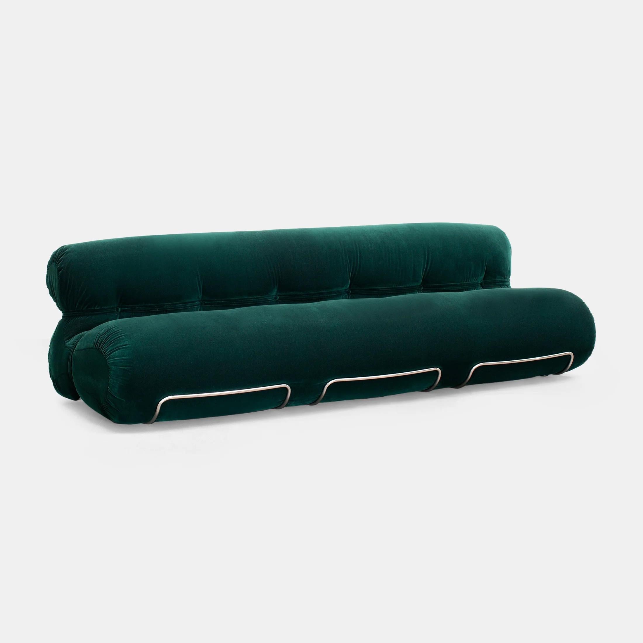 Le canapé Orsola, conçu par Gastone Rinaldi, incarne l'équilibre parfait entre rondeur, confort, tradition et innovation. Ce meuble moderne et raffiné est non seulement visuellement élégant, mais aussi doux, accueillant et relaxant, offrant une