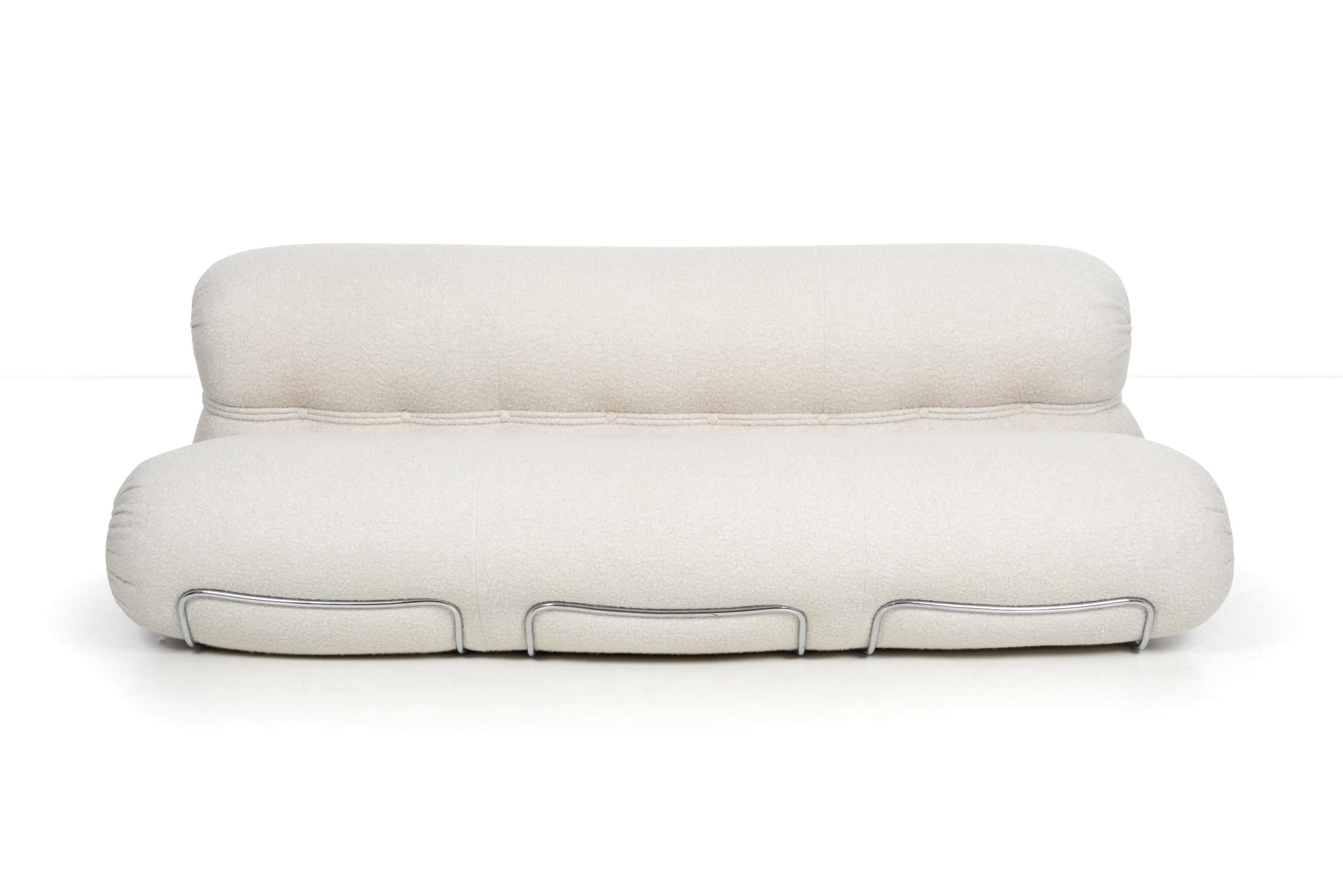 Le canapé Orsola, conçu par Gastone Rinaldi, incarne l'équilibre parfait entre rondeur, confort, tradition et innovation. Ce meuble moderne et raffiné est non seulement visuellement élégant, mais aussi doux, accueillant et relaxant, offrant une