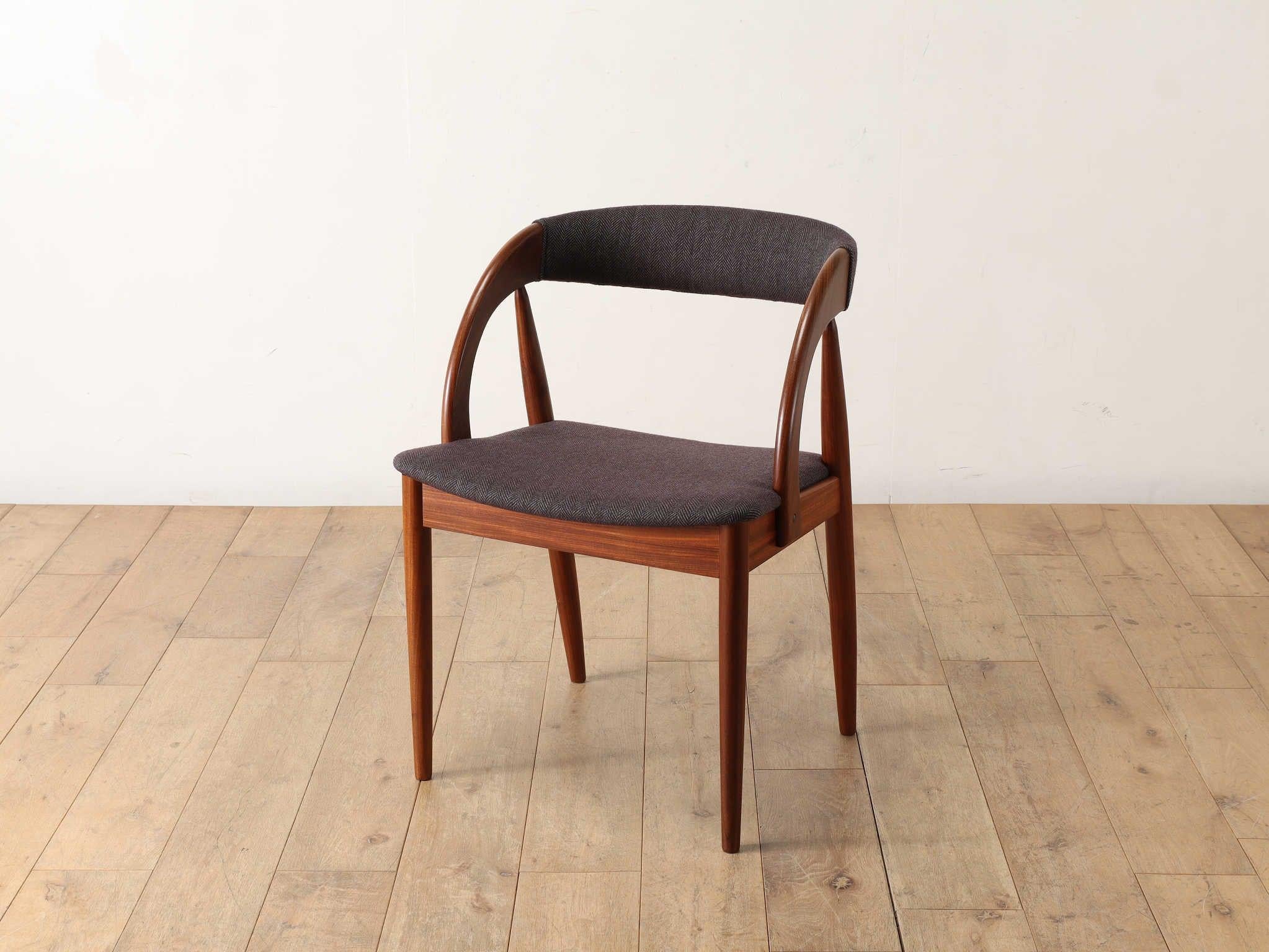 Dining chair made by Orte Møbelfabrik, Denmark. The design of the arms extending from the centre of the seat is striking and ergonomically soft and comfortable. The structure of the back legs, which extend to the backrest, is also excellent and
