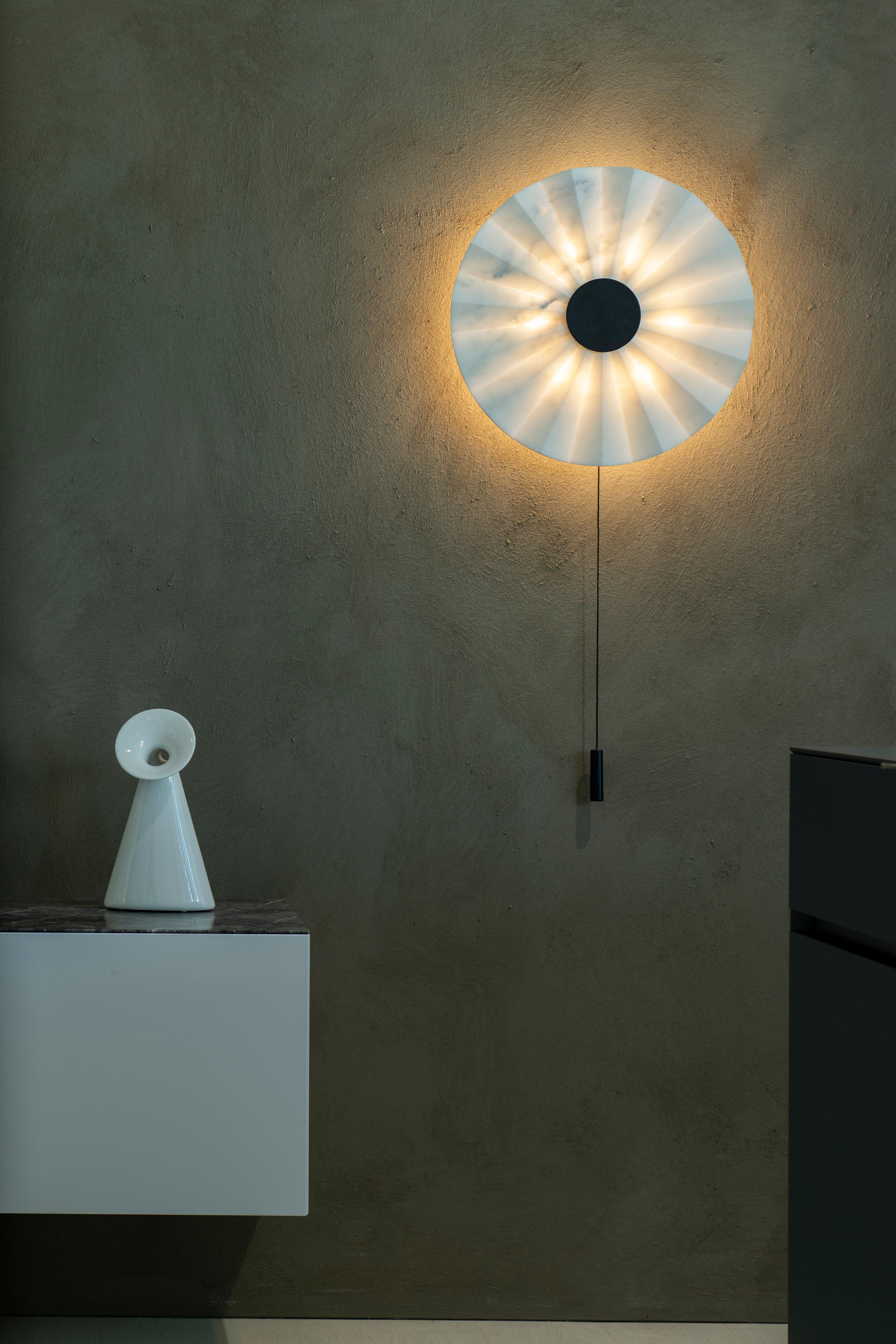 Lámpara de pared Oru 45 de acero pulverizado y mármol by Stella Orlandino en Nuevo estado para la venta en Geneve, CH
