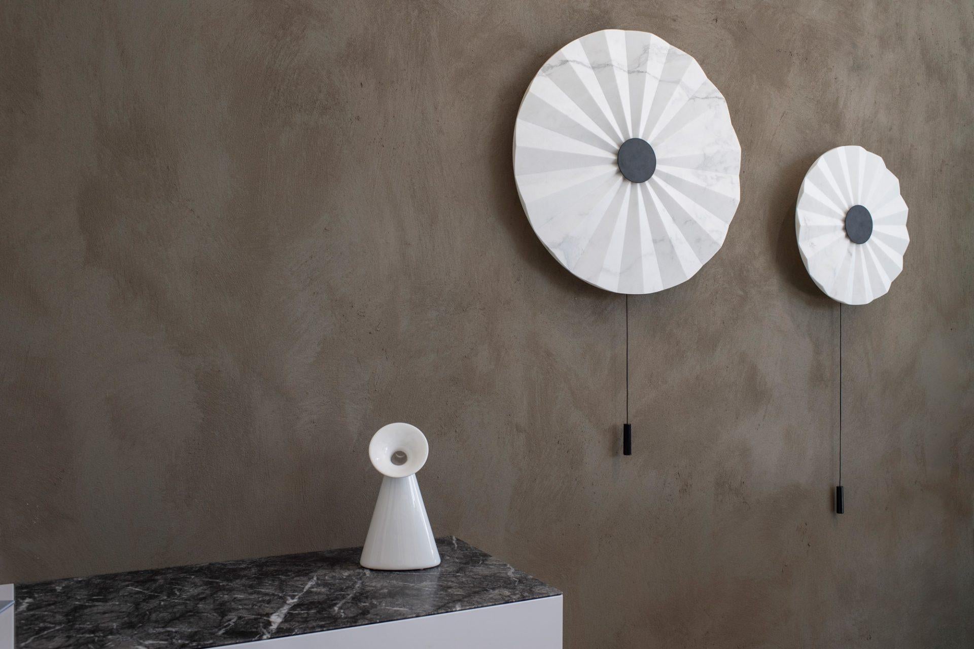 Lámpara de pared Oru 45 de acero pulverizado y mármol by Stella Orlandino Siglo XXI y contemporáneo en venta