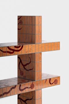 Estantería Orvalho en marquetería de madera lacada en cerezo con motivos de Laurids Gallée