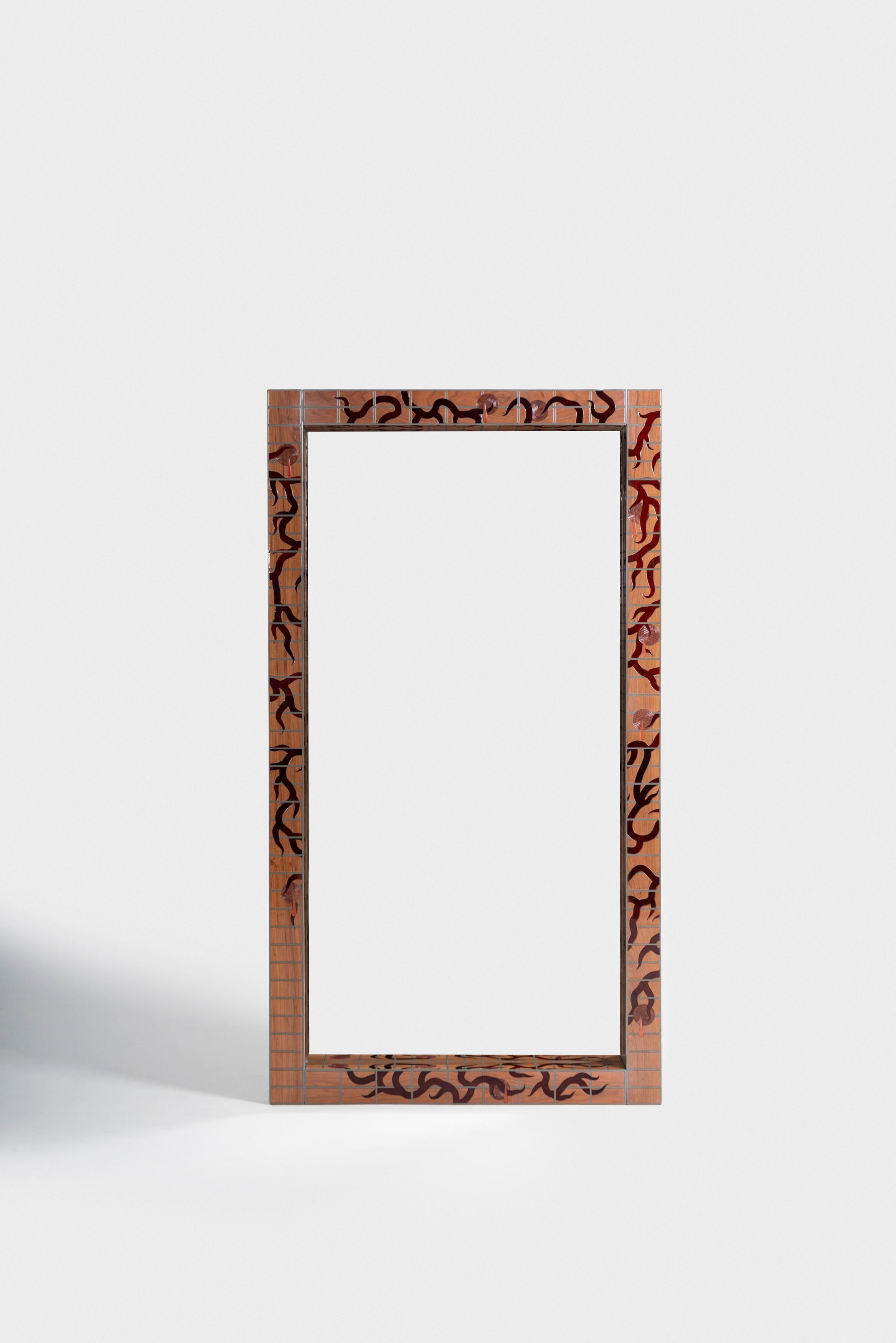 El espejo enmarca al espectador dentro de la cuadrícula estampada, convirtiéndolo en parte inseparable de la composición. 
Su escala de cuerpo entero es intencionada, pues refleja no sólo una imagen, sino una interacción entre el yo y la estructura,