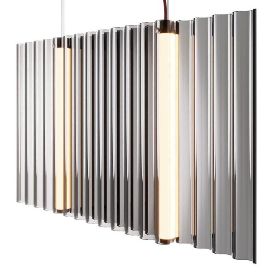 
Sospensione Orwen in elementi di vetro con  Spessore di 6 mm, forma ondulata. LED COB integrato
Diffusore in metacrilato bianco opale ed elementi in metallo con finitura Metallic Greige. L'altezza delle singole lampade è regolabile liberamente