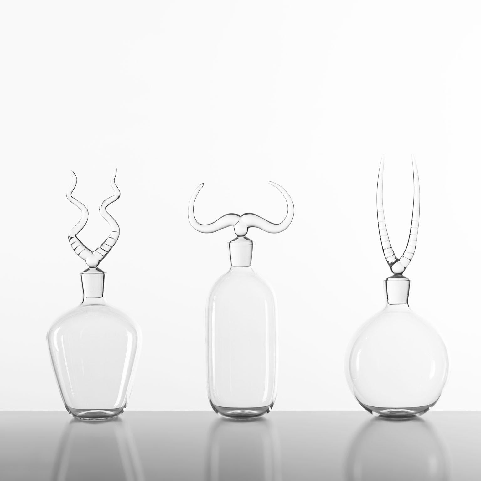 Contemporary Oryx mundgeblasene Glasflasche Nature Animal Horn Africa Liquor Bar (Italienisch) im Angebot