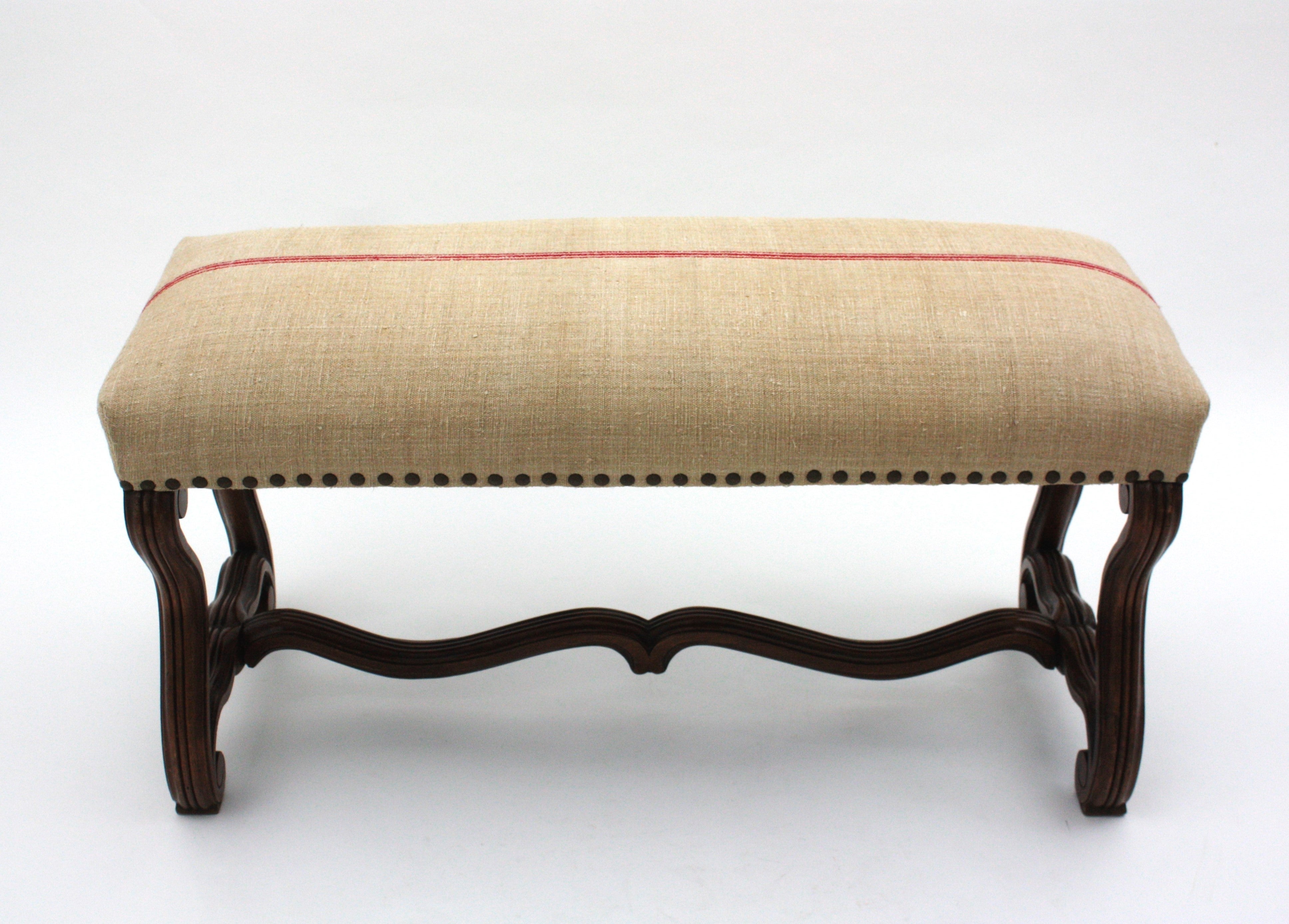 Os de Mouton Louis XIV Walnut Bench with French Linen Upholstery In Good Condition For Sale In Barcelona, ES