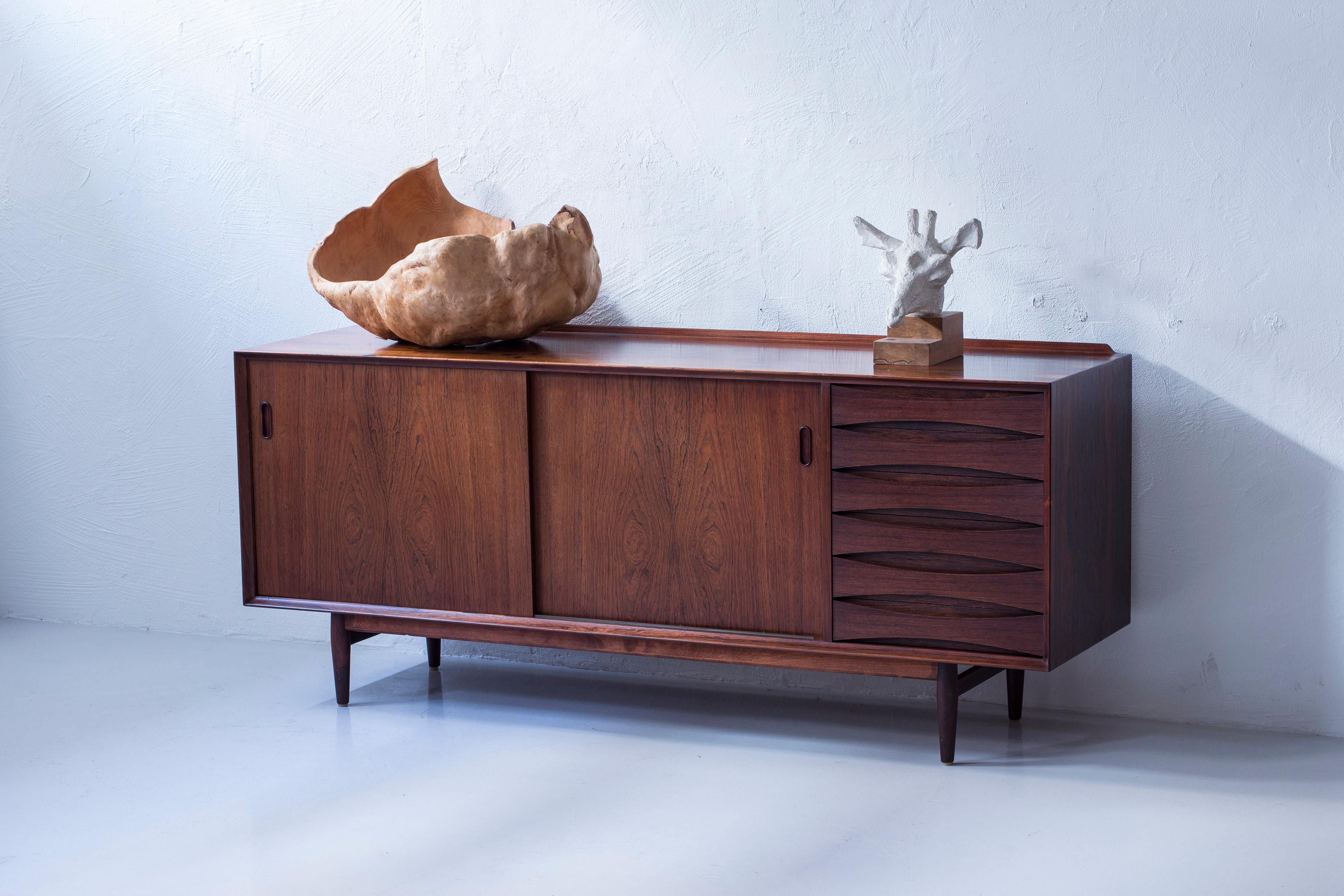 Sideboard model OS29 designed by Arne Vodder. Produced in Denmark by Sibast Furniture. Made from palisander on the outside and mahogany on the inside of the cabinet. Sliding doors and six drawers with the characteristic 