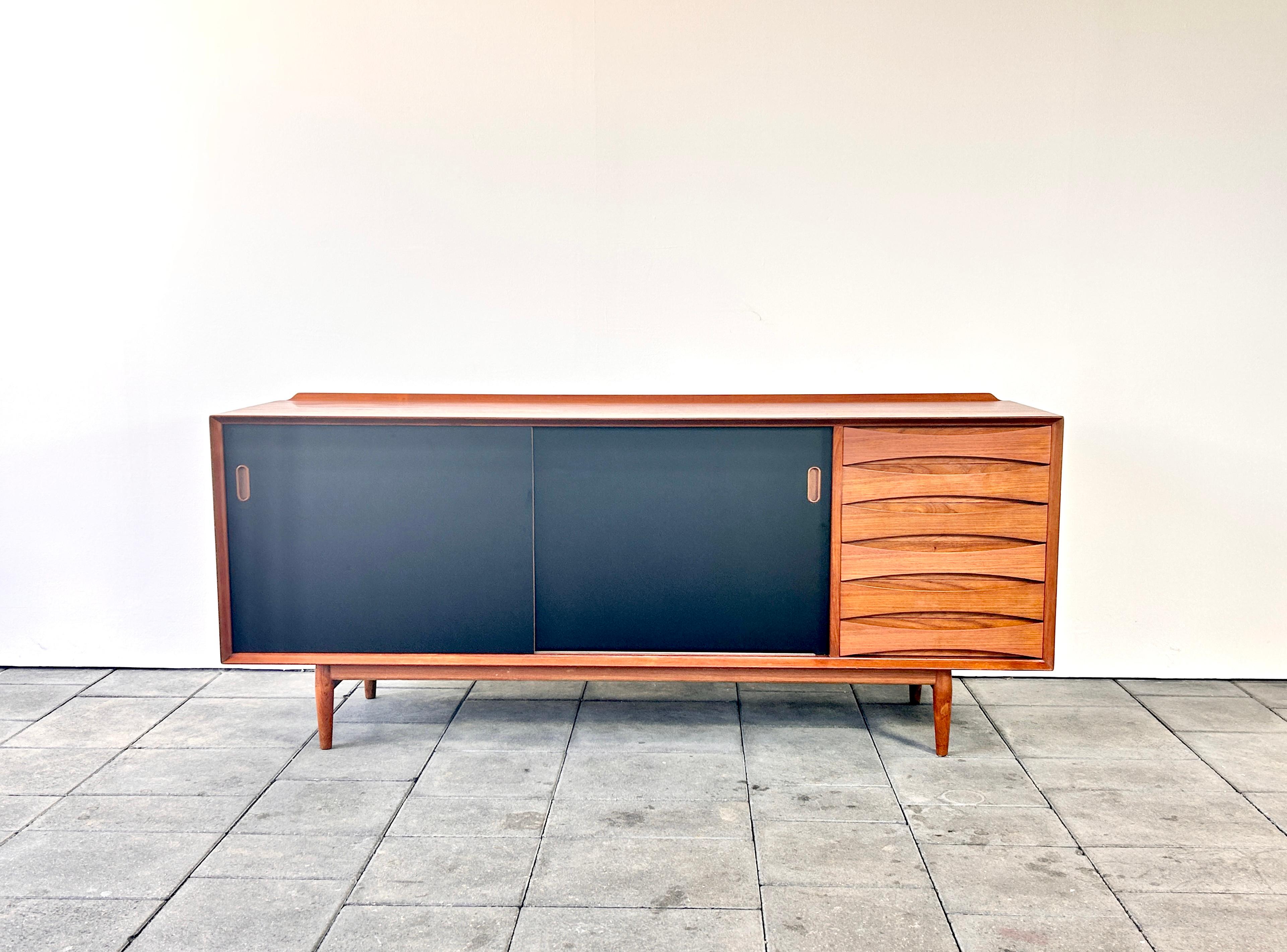 Buffet OS29 conçu par Arne Vodder pour les meubles Sibast, 1959

La série Triennale est certainement l'une des pièces les plus connues conçues par le célèbre Danois Arne Vodder. Fabriqué en bois de teck massif (profilés de contour, tiroirs, base et