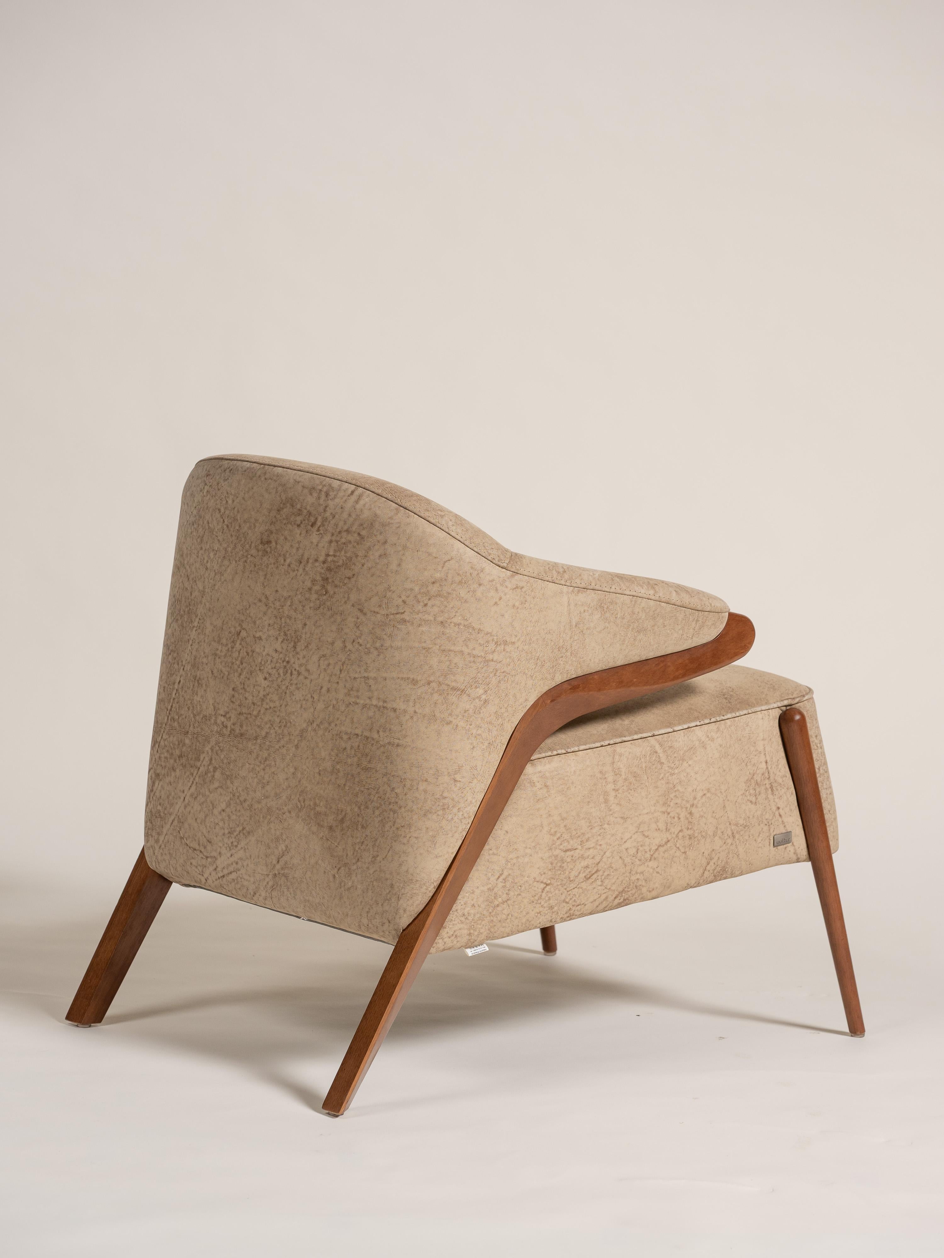 Osa Armchair for Uultis with Walnut Frame and Leather Upholstery, Brazil, 2020 (Moderne) im Angebot