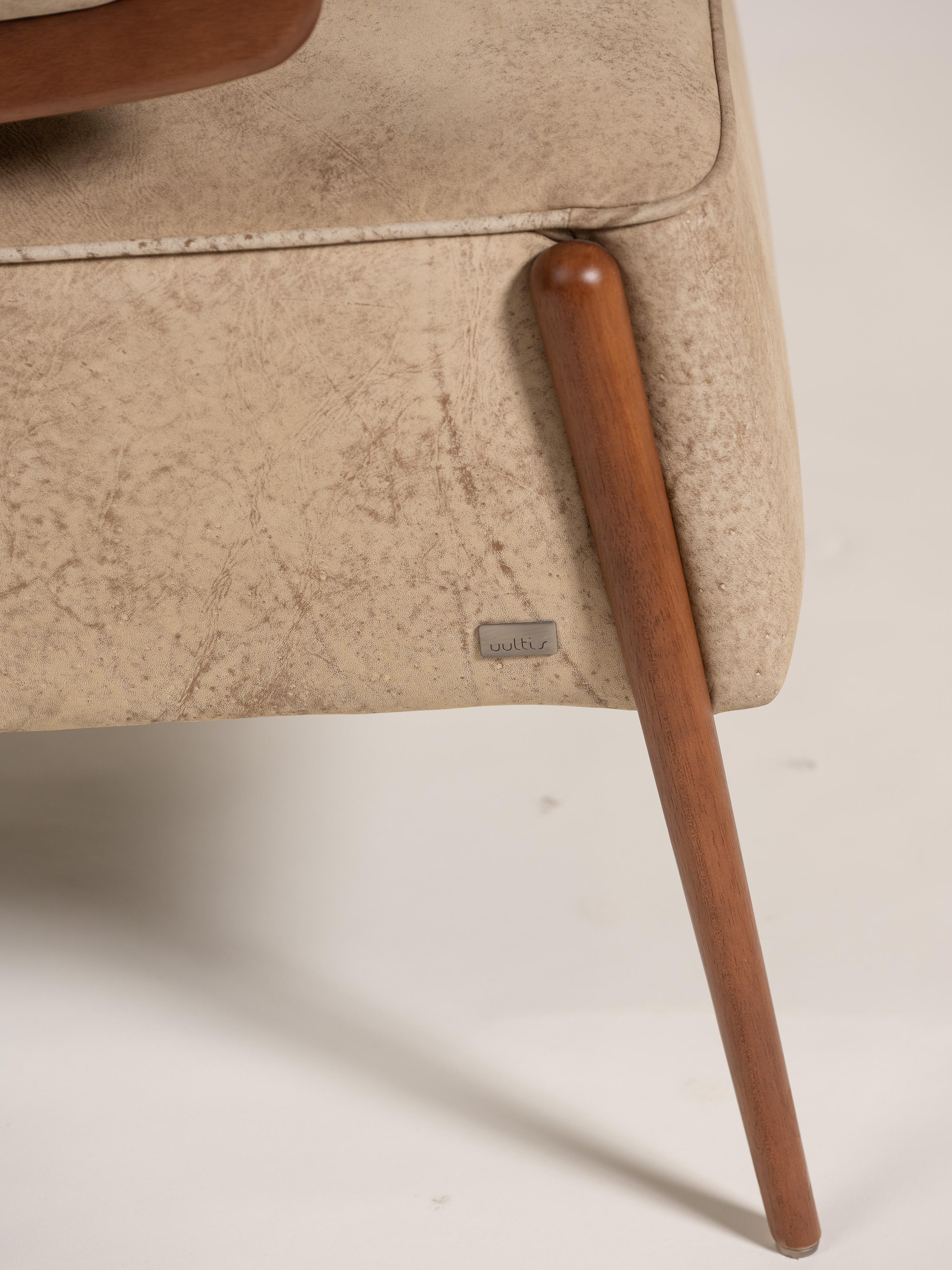 Osa Armchair for Uultis with Walnut Frame and Leather Upholstery, Brazil, 2020 (Brasilianisch) im Angebot