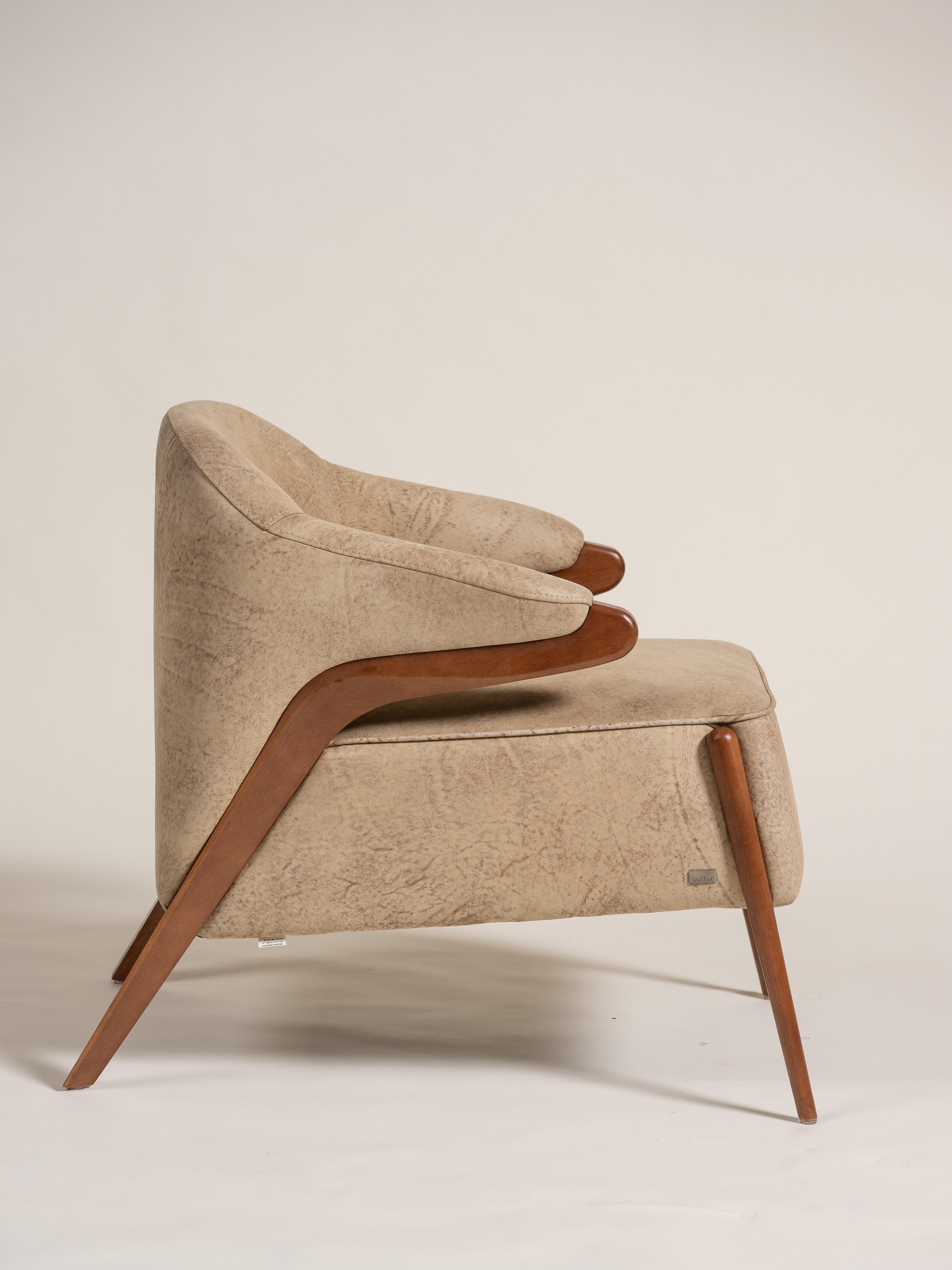 Osa Armchair for Uultis with Walnut Frame and Leather Upholstery, Brazil, 2020 im Zustand „Gut“ im Angebot in San Francisco, CA
