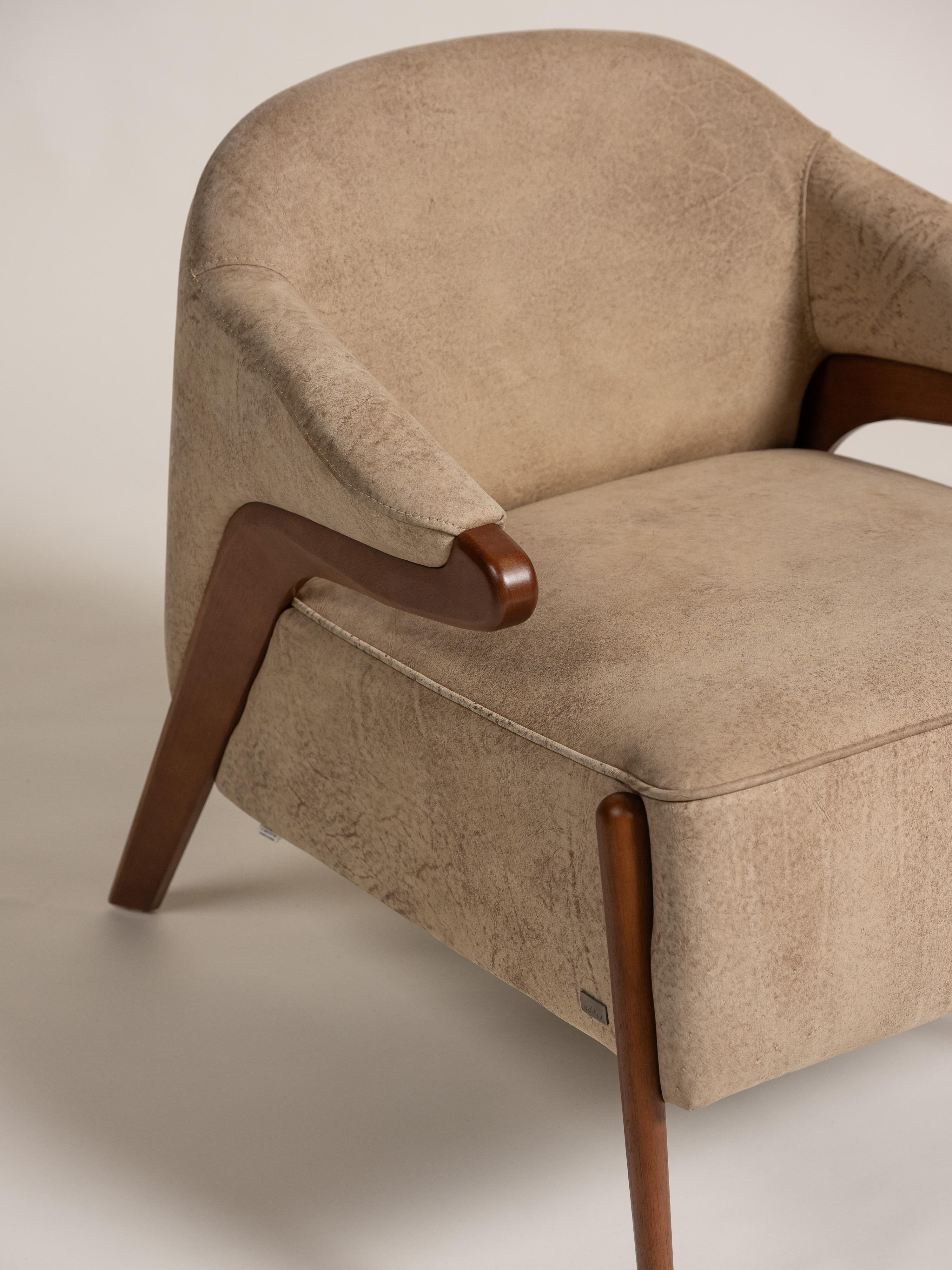 Osa Armchair for Uultis with Walnut Frame and Leather Upholstery, Brazil, 2020 (21. Jahrhundert und zeitgenössisch) im Angebot
