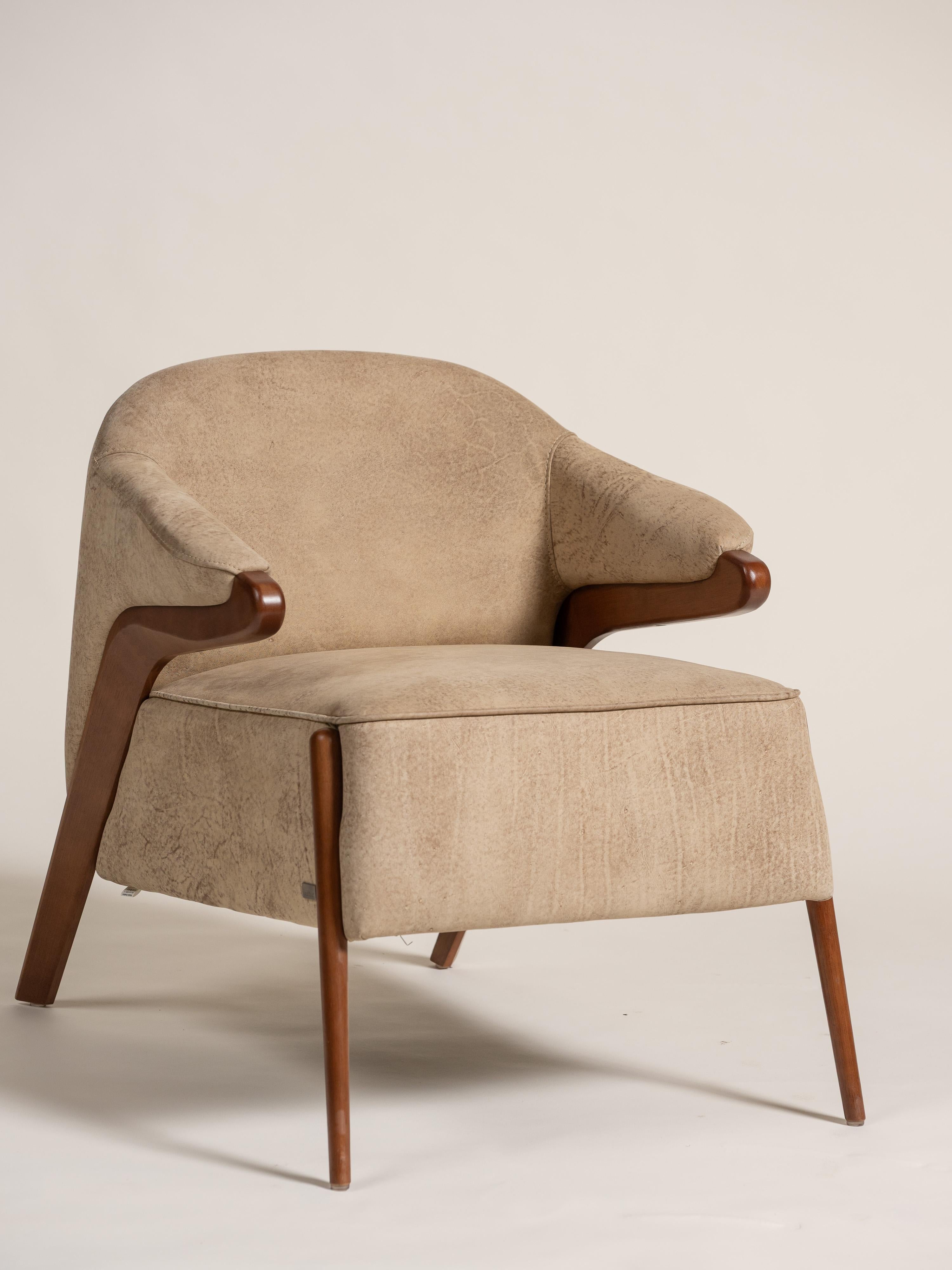 Osa Armchair for Uultis with Walnut Frame and Leather Upholstery, Brazil, 2020 (Polster) im Angebot