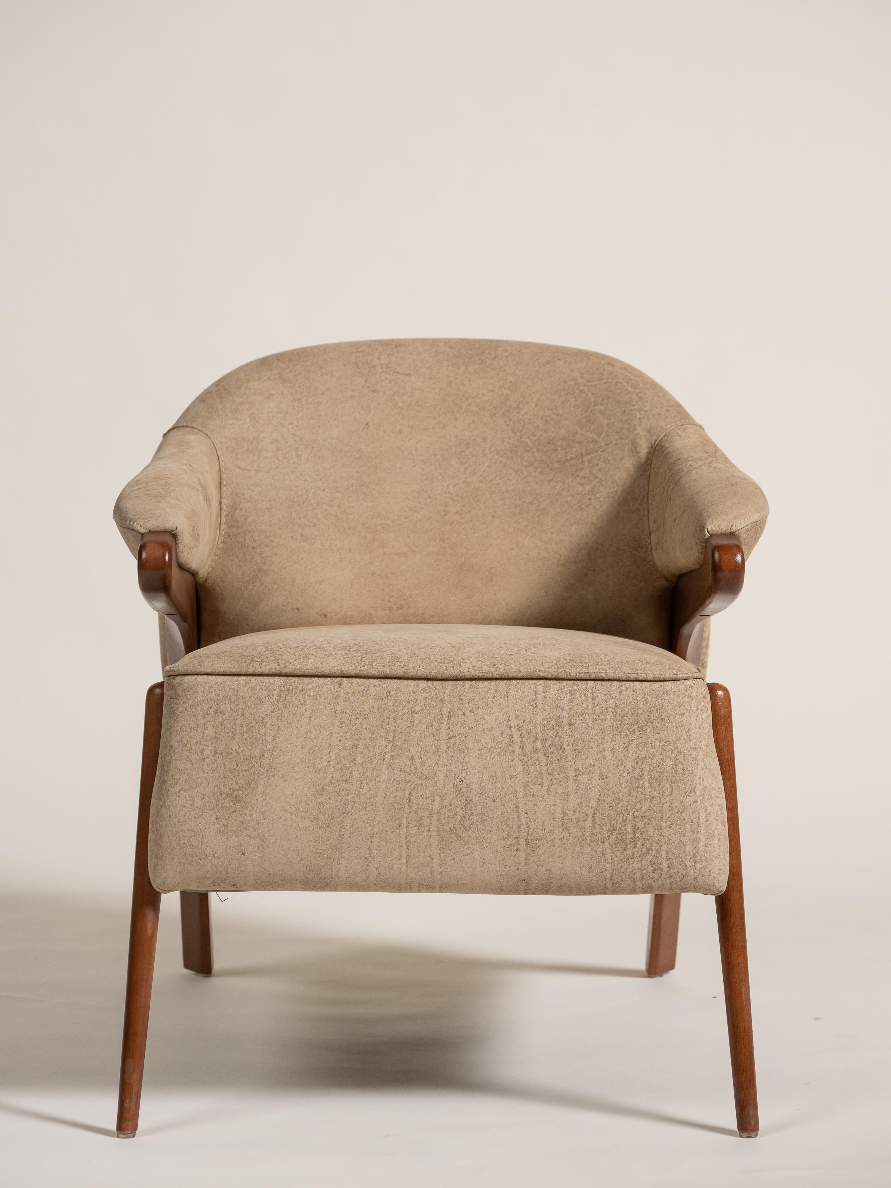 Osa Armchair for Uultis with Walnut Frame and Leather Upholstery, Brazil, 2020 im Angebot 1