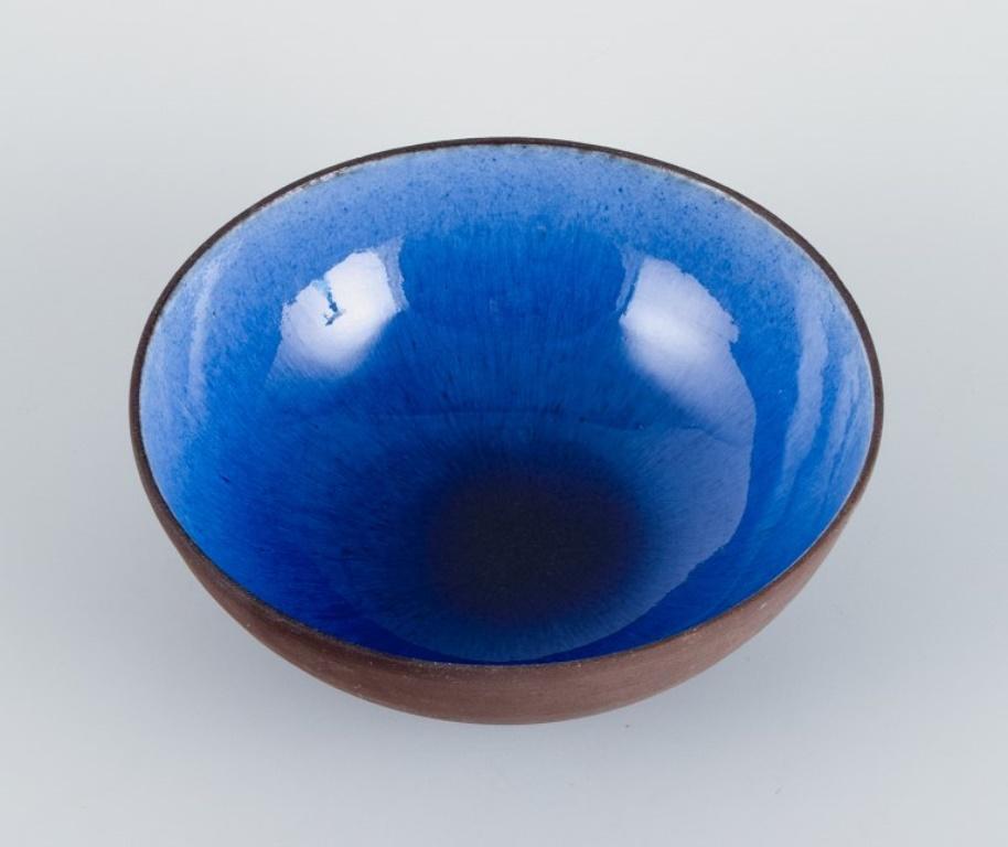 OSA, Denmark.
Two small retro unique ceramic bowls.
Largest in blue tones.
Smallest in green tones.
1970s.
In perfect condition
Blue bowl: D 14.5 x H 5.5 cm.

OSA was a collaboration between Aase Feilberg, Chr. Frederiksen and Gutte Eriksen.