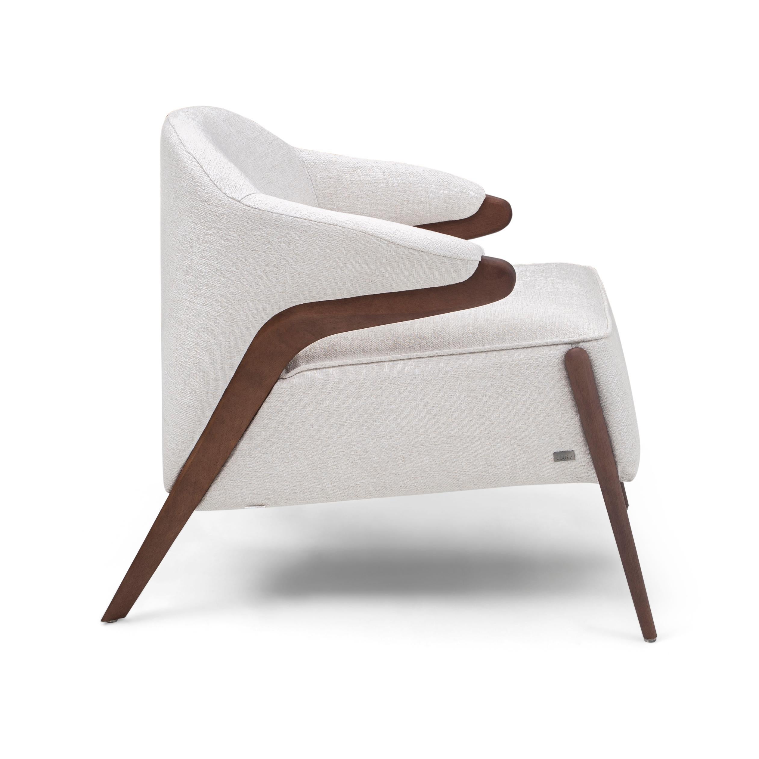 Brésilien Fauteuil tapissé Osa avec cadre en bois de noyer et tissu blanc cassé en vente