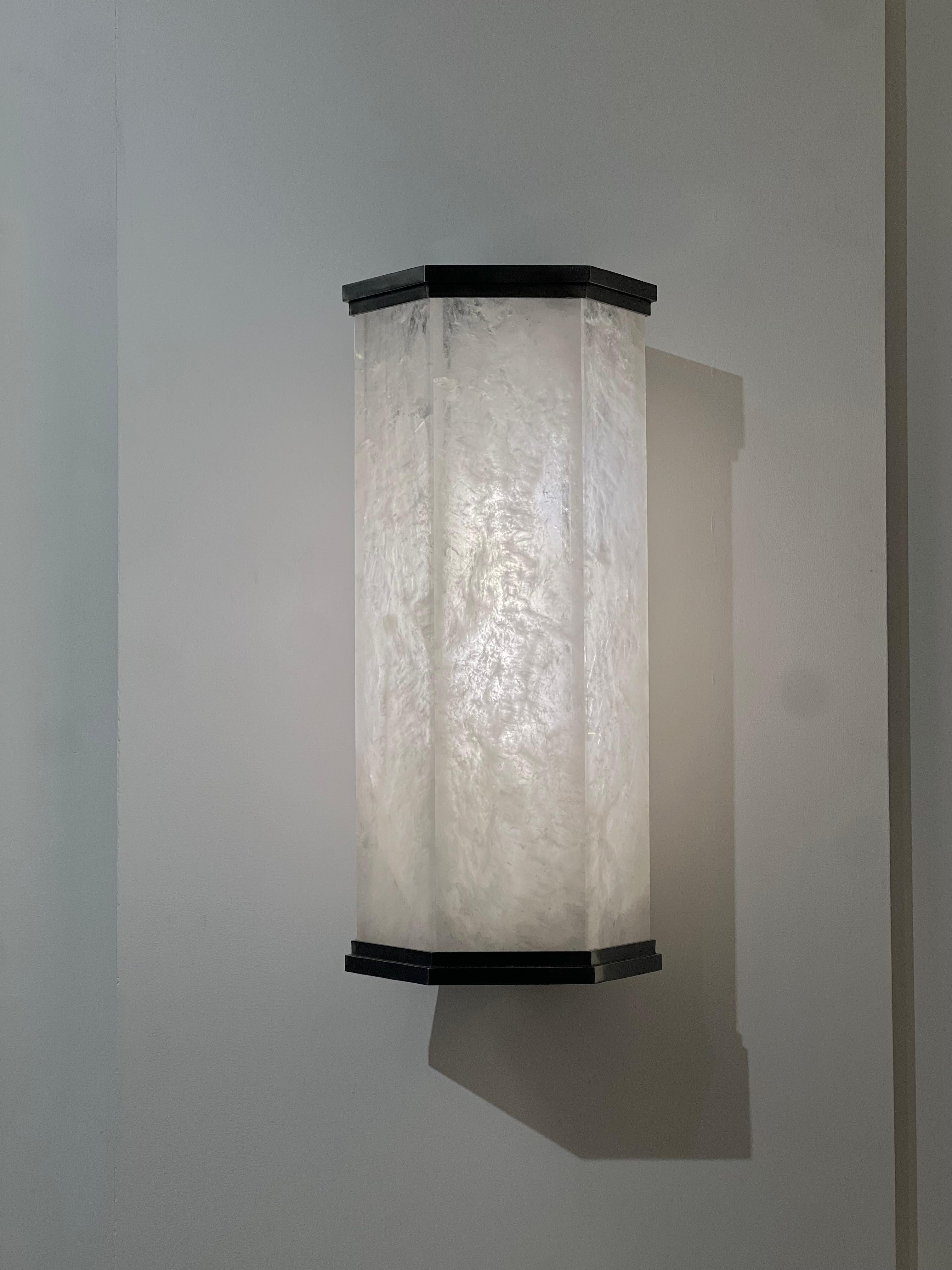 Applique en cristal de roche avec cadre en laiton vieilli, une douille E26 installée. 100w au total.
Finition métallique et dimensions personnalisées sur demande.