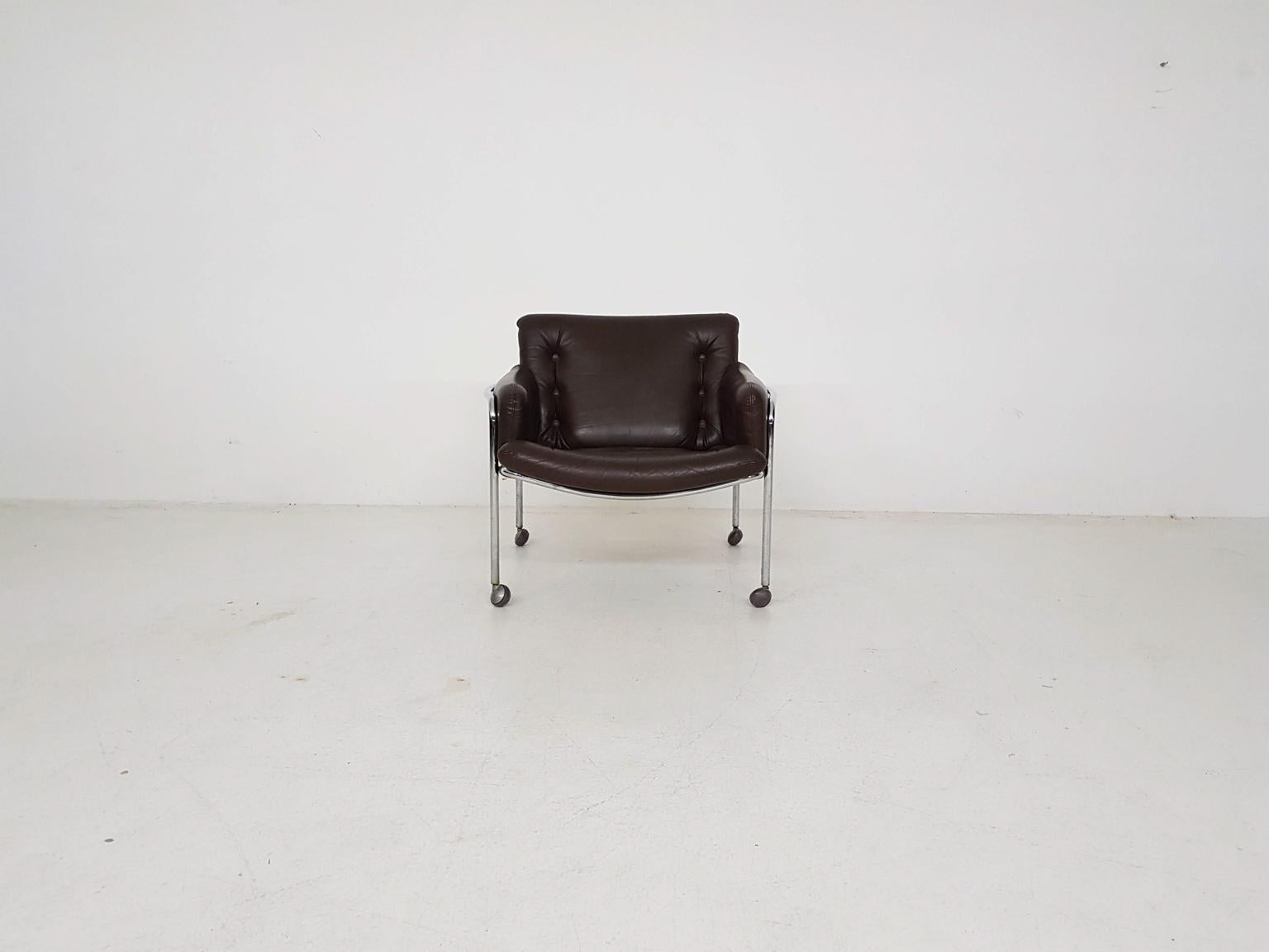 Brown leather lounge chair by Martin Visser for ’t Spectrum model Sz08 “Osaka”, made and designed in The Netherlands in 1969.

Visser designed this lounge chair in 1969 when he was working for Dutch furniture manufacturer ’t Spectrum. This is the