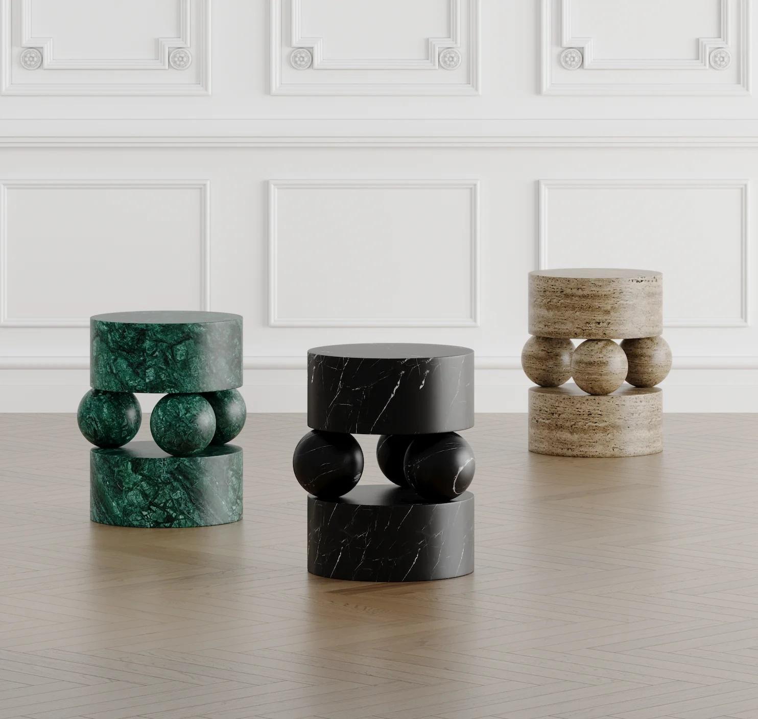 Wir stellen den Osaka Marmor-Beistelltisch vor - eine harmonische Verschmelzung von Kunstfertigkeit und Funktionalität, die über gewöhnliche Möbel hinausgeht. Sorgfältig von Hand aus reinem Stein gemeißelt, ist er mit seinen klaren Linien, seiner
