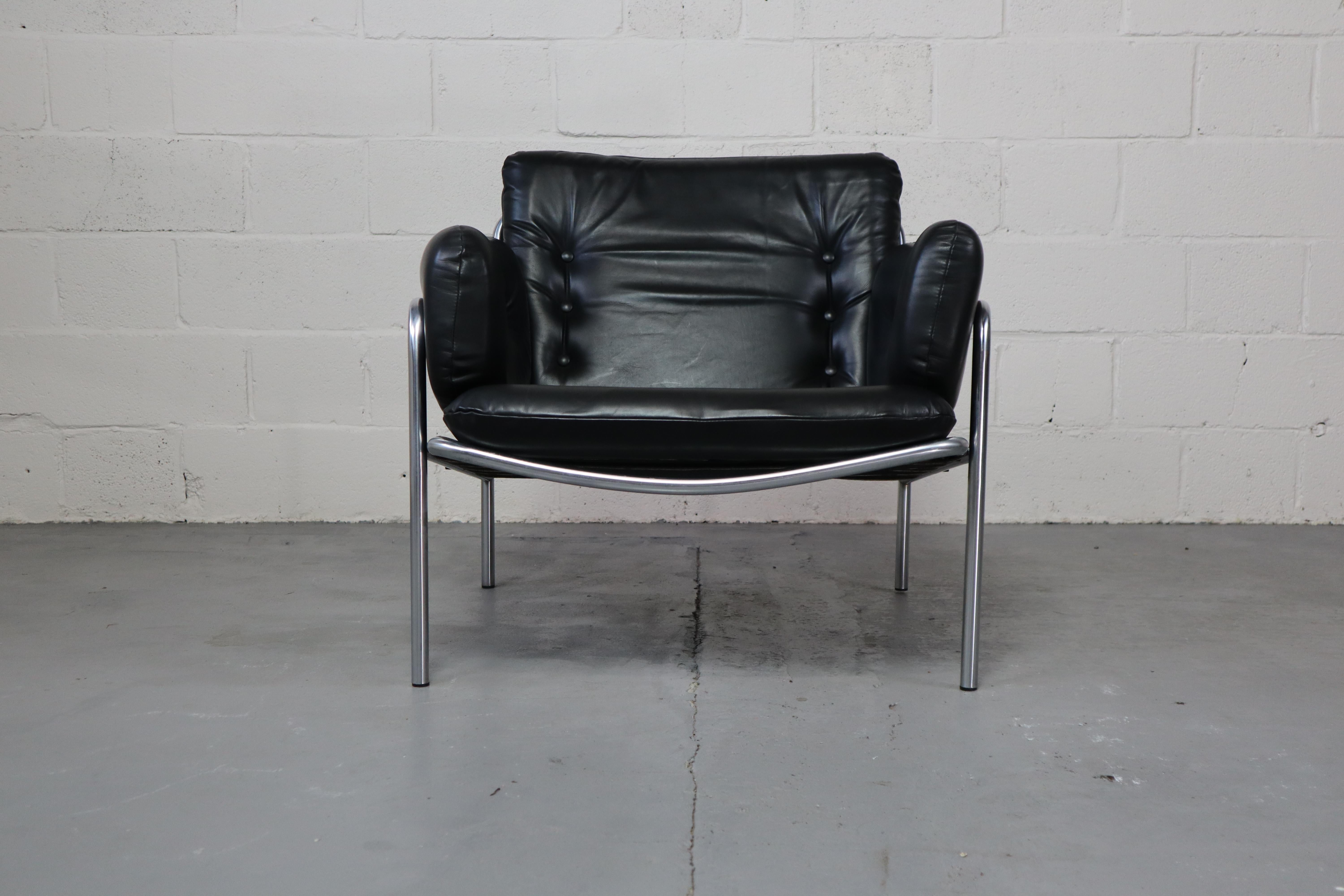 Osaka SZ08 black leather lounge chair by Martin Visser for 't Spectrum Netherlands. It was designed for the Osaka series in 1969 for the Dutch pavilion at the World Expo in Osaka, Japan.
Manufactured by 't Spectrum between 1969 and 1974.

