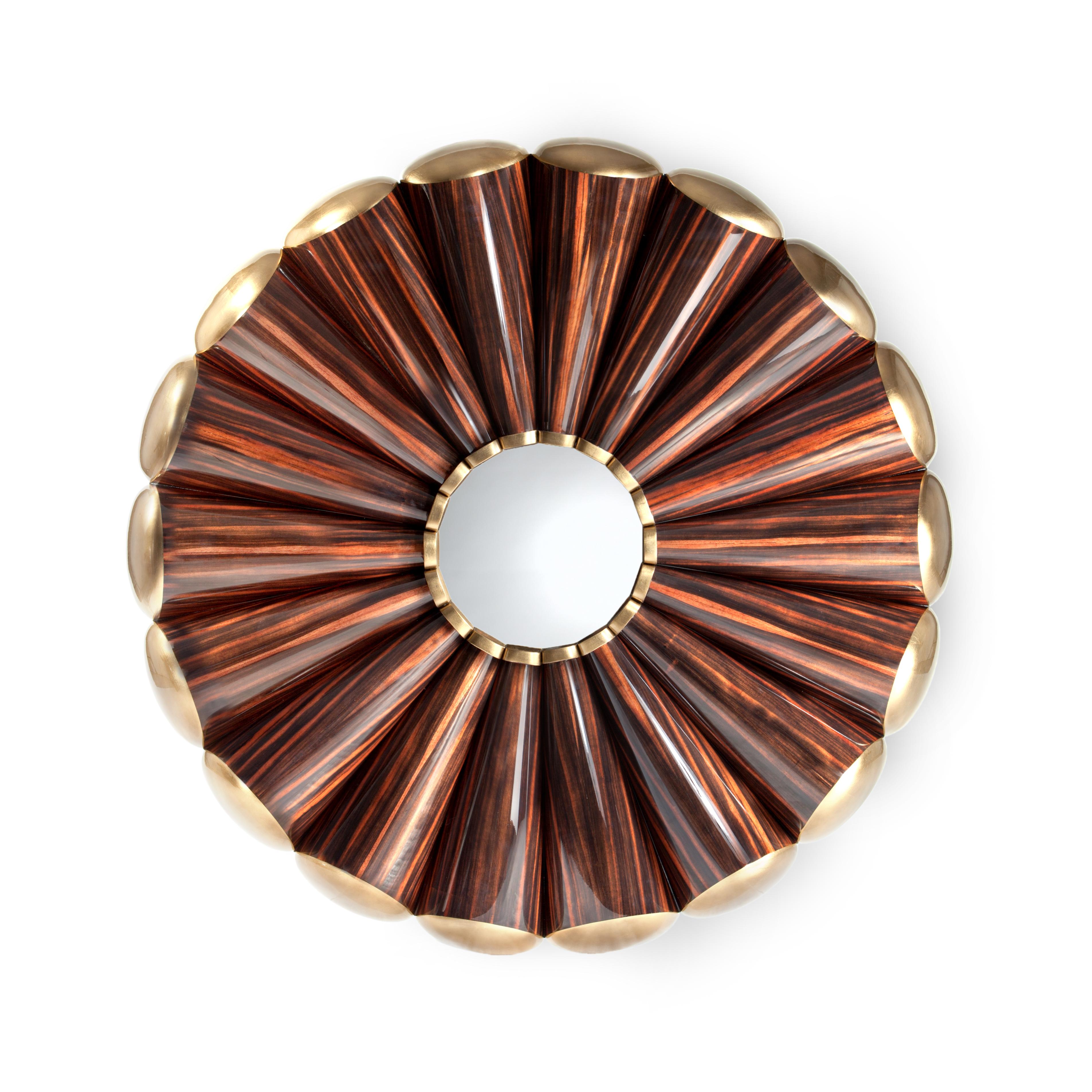 The Osani circle is a game played by Efé children of the Ituri tropical forest in the Republic of Congo. The round mirror represents the spirit of mutual help present in this tribe.
The ebony wood captures the effect of the childrens’ outstretched