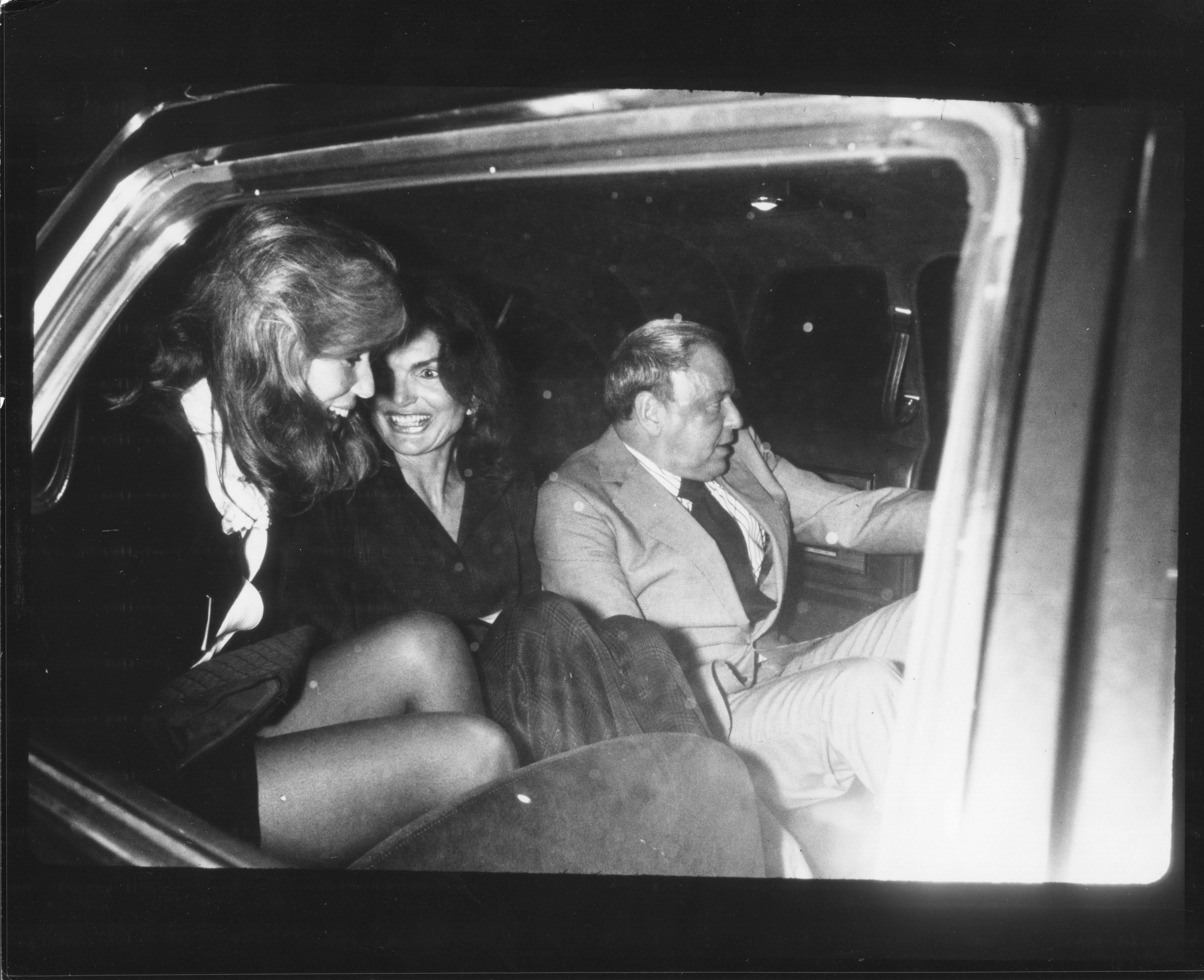 Black and White Photograph de Oscar Abolafia - Jackie Kennedy y Frank Sinatra - Prensa original
