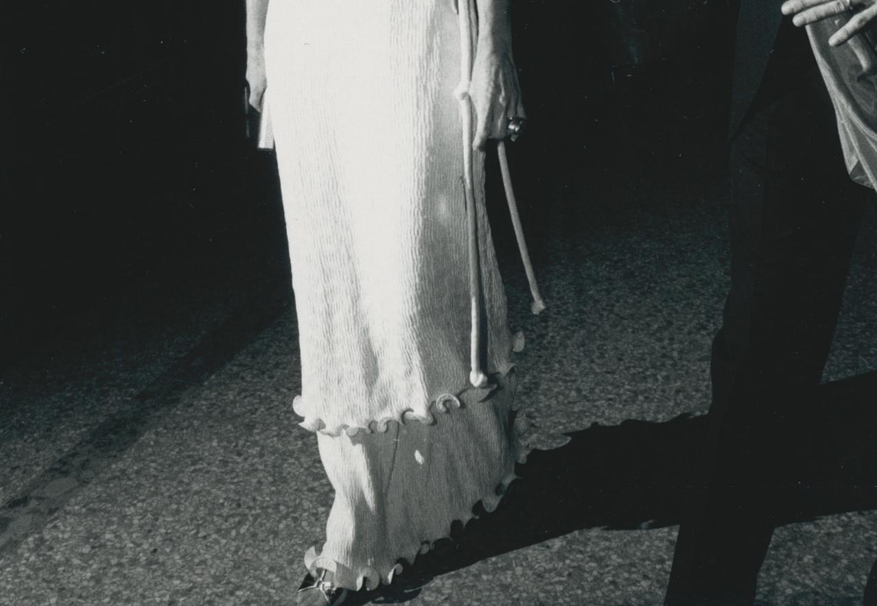 Jackie Kennedy, Thomas Hoving, Black and White, MET, USA, 1976, 18, 1 x 12, 7 cm - Photograph by Oscar Abolafia