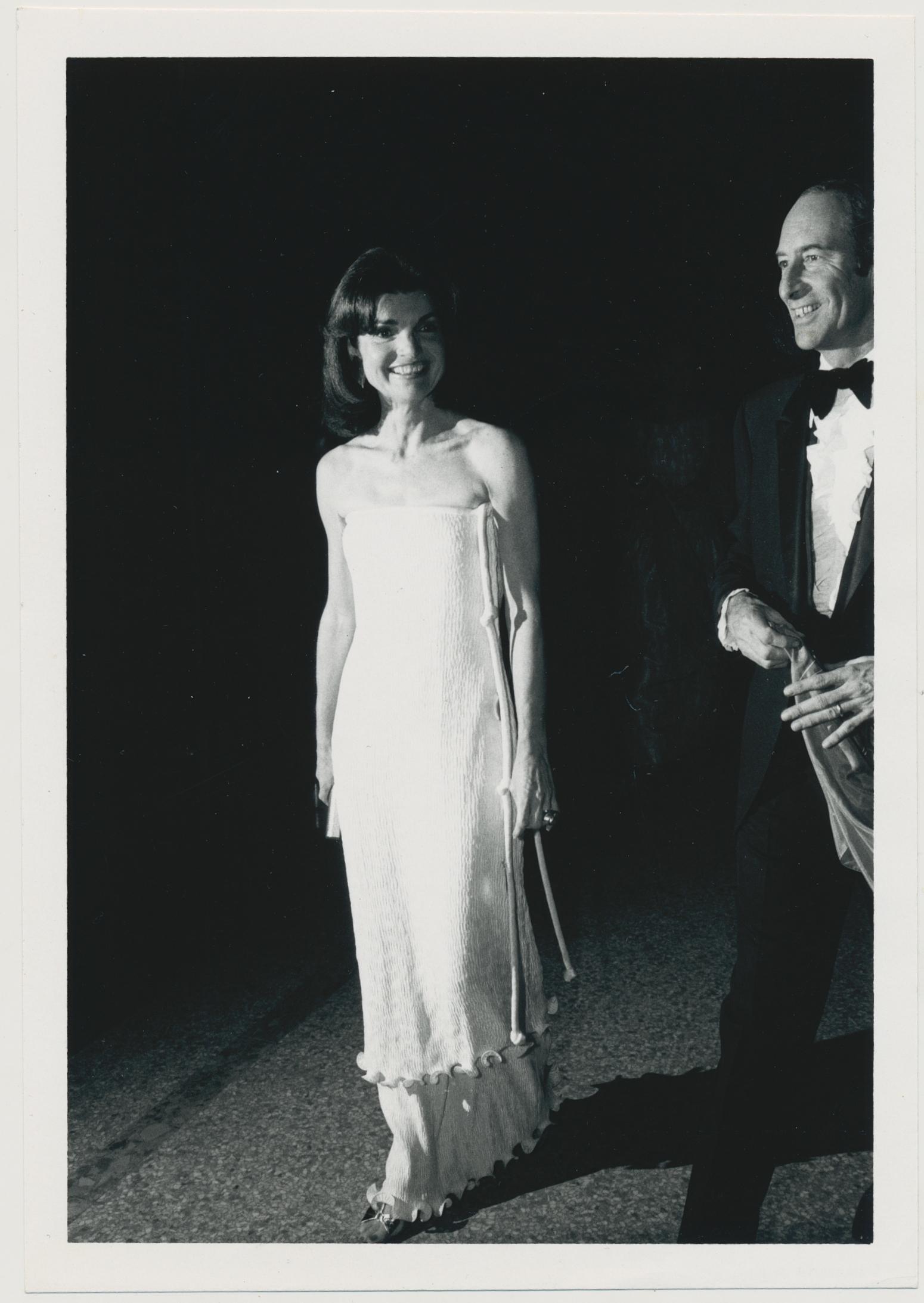 Jackie Kennedy, Thomas Hoving, Black and White, MET, USA, 1976, 18, 1 x 12, 7 cm - Art by Oscar Abolafia