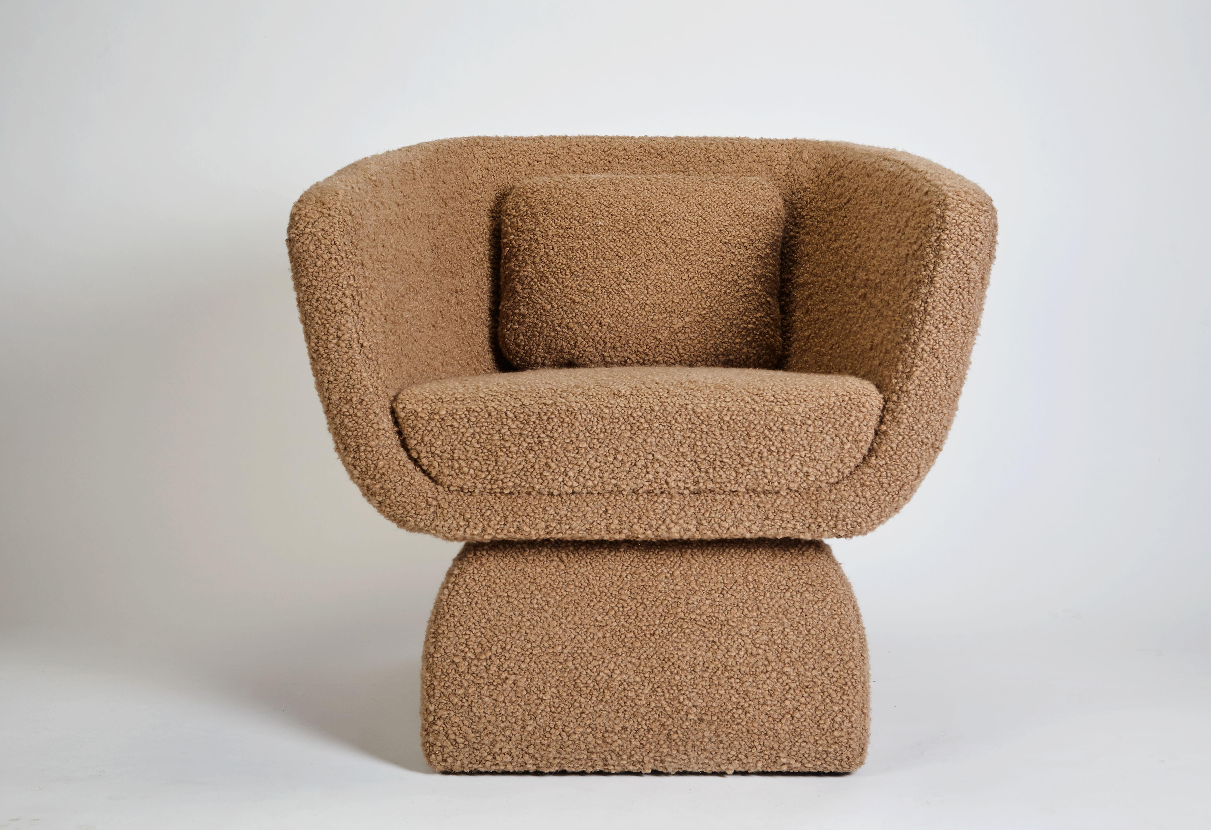 Oscar Armchair by DUISTT 
Dimensions: W 80 x D 76 x H 75 cm
Materials: Boucle Fabric - SF.DE.21.004
One back cushion is included. Swivel version available upon request. Please contact us.

Inspired by the curved lines poetry of Oscar Niemeyer’s