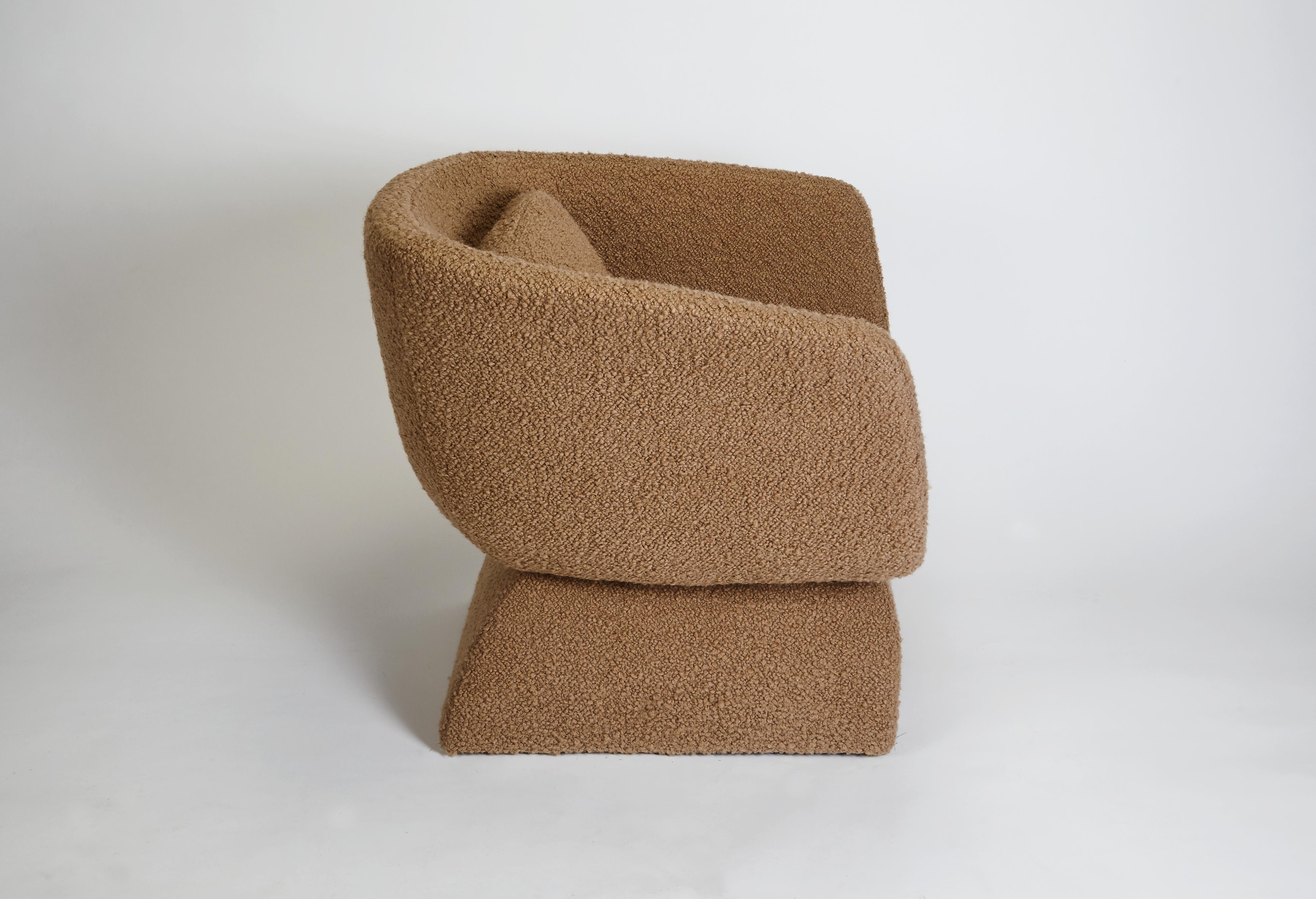 Sillón Oscar, tapizado en tela Bouclé, fabricado a mano en Portugal por Duistt

Inspirado en las poéticas líneas curvas de la arquitectura de Oscar Niemeyer, el sillón Oscar seduce por sus curvas sensuales y fluidas. Como dijo Niemeyer en una