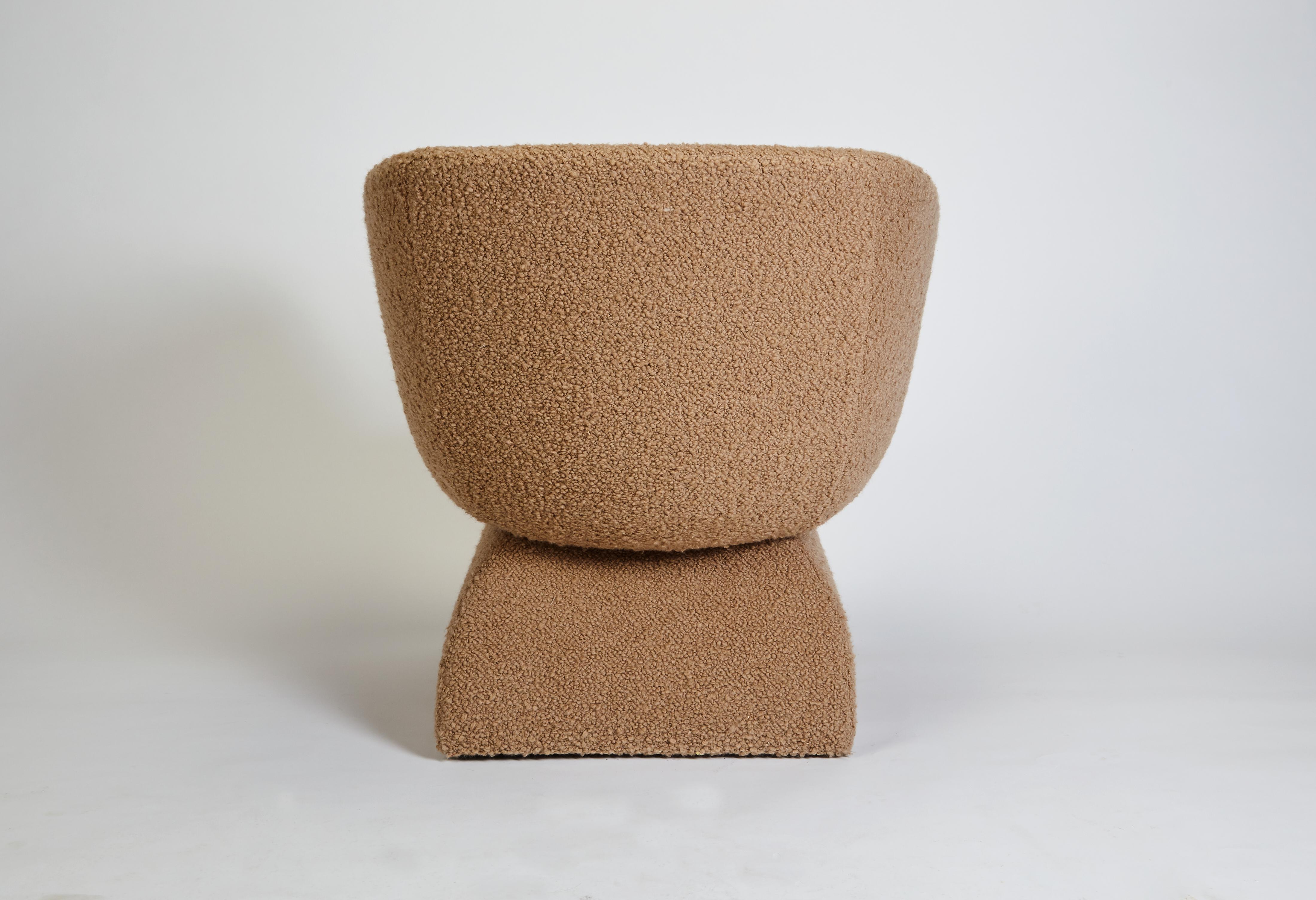 Sillón Oscar, tapizado en tela Bouclé, fabricado a mano en Portugal por Duistt Moderno de mediados de siglo en venta