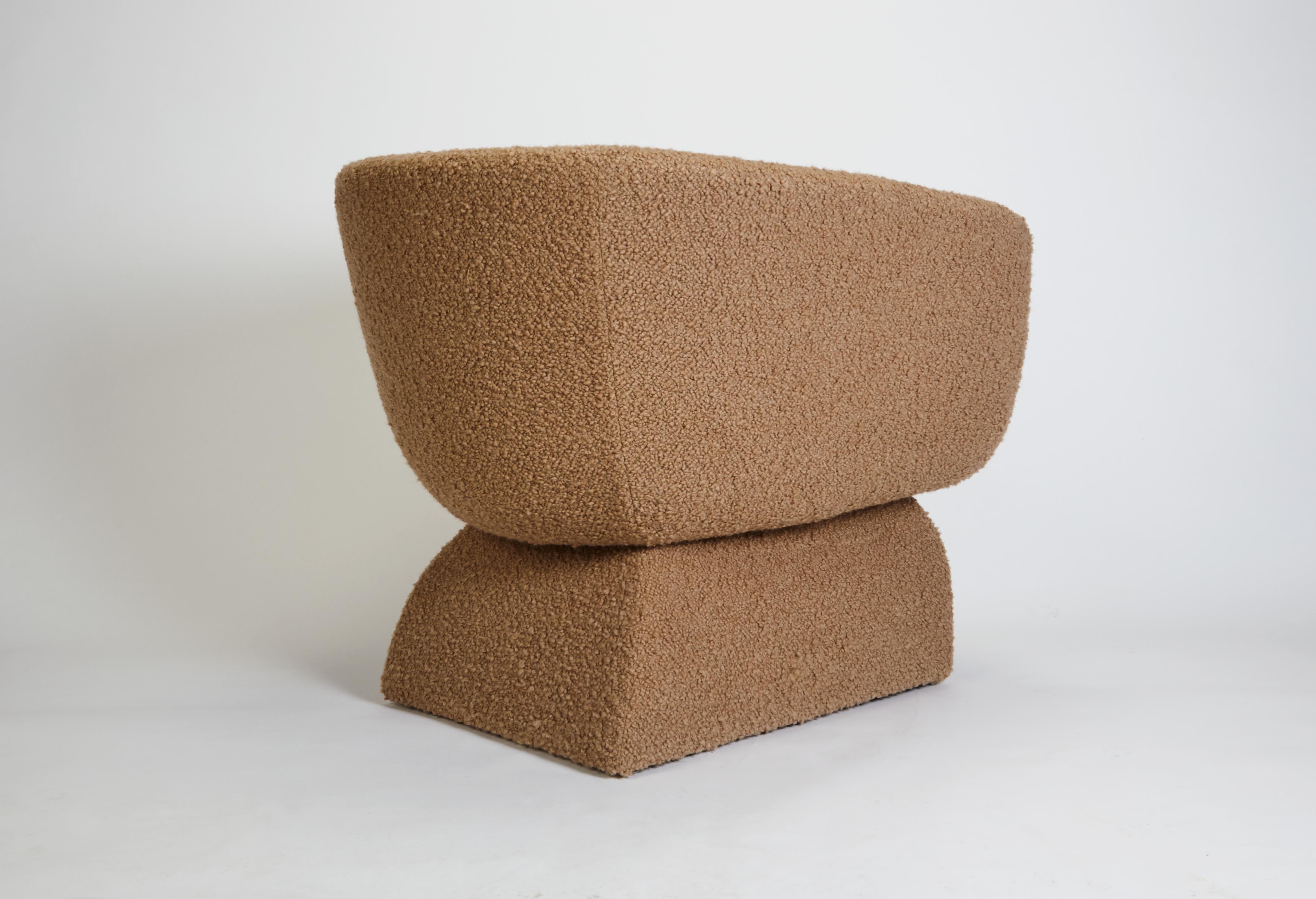 Sillón Oscar, tapizado en tela Bouclé, fabricado a mano en Portugal por Duistt Portugués en venta