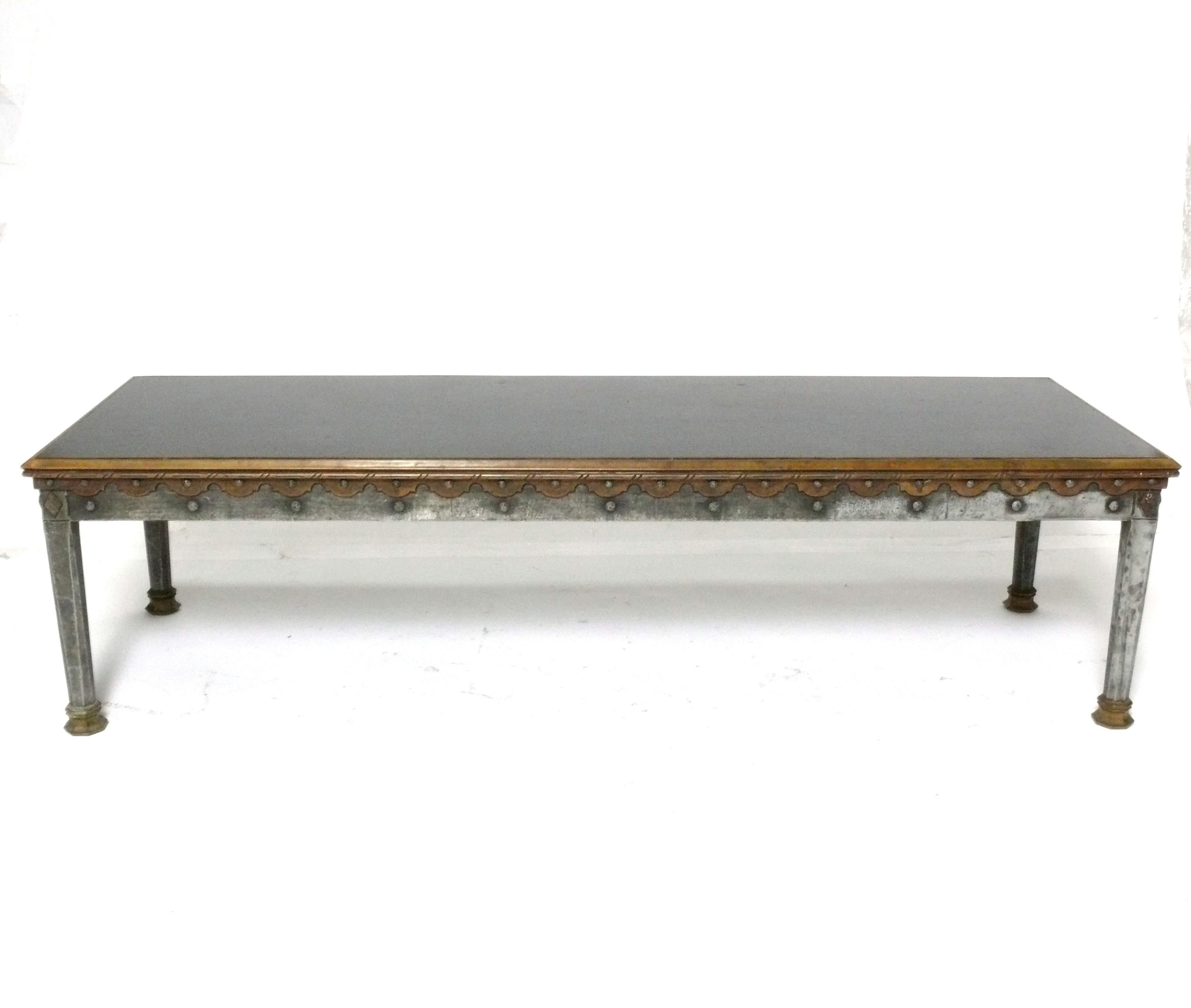 Rare table basse ou banc Art déco, réalisé par Oscar Bach, signé en dessous, américain, vers les années 1920. D'après le client à qui nous l'avons acheté, il l'a acheté au légendaire magasin Alan Moss au début des années 1990, et Alan l'a acheté