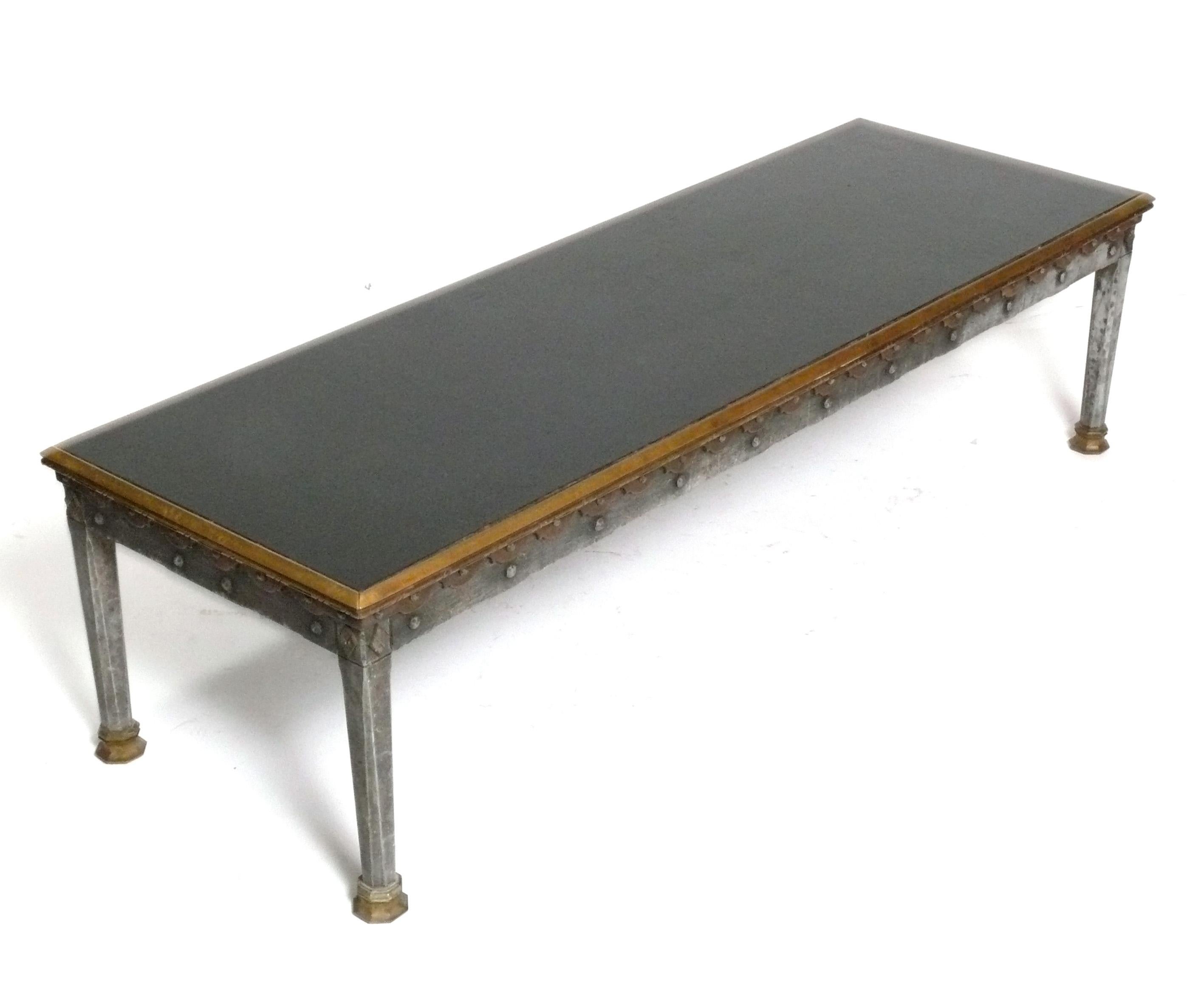 Américain Table basse ou banc en bronze Oscar Bach Art déco gothique circa 1920 en vente