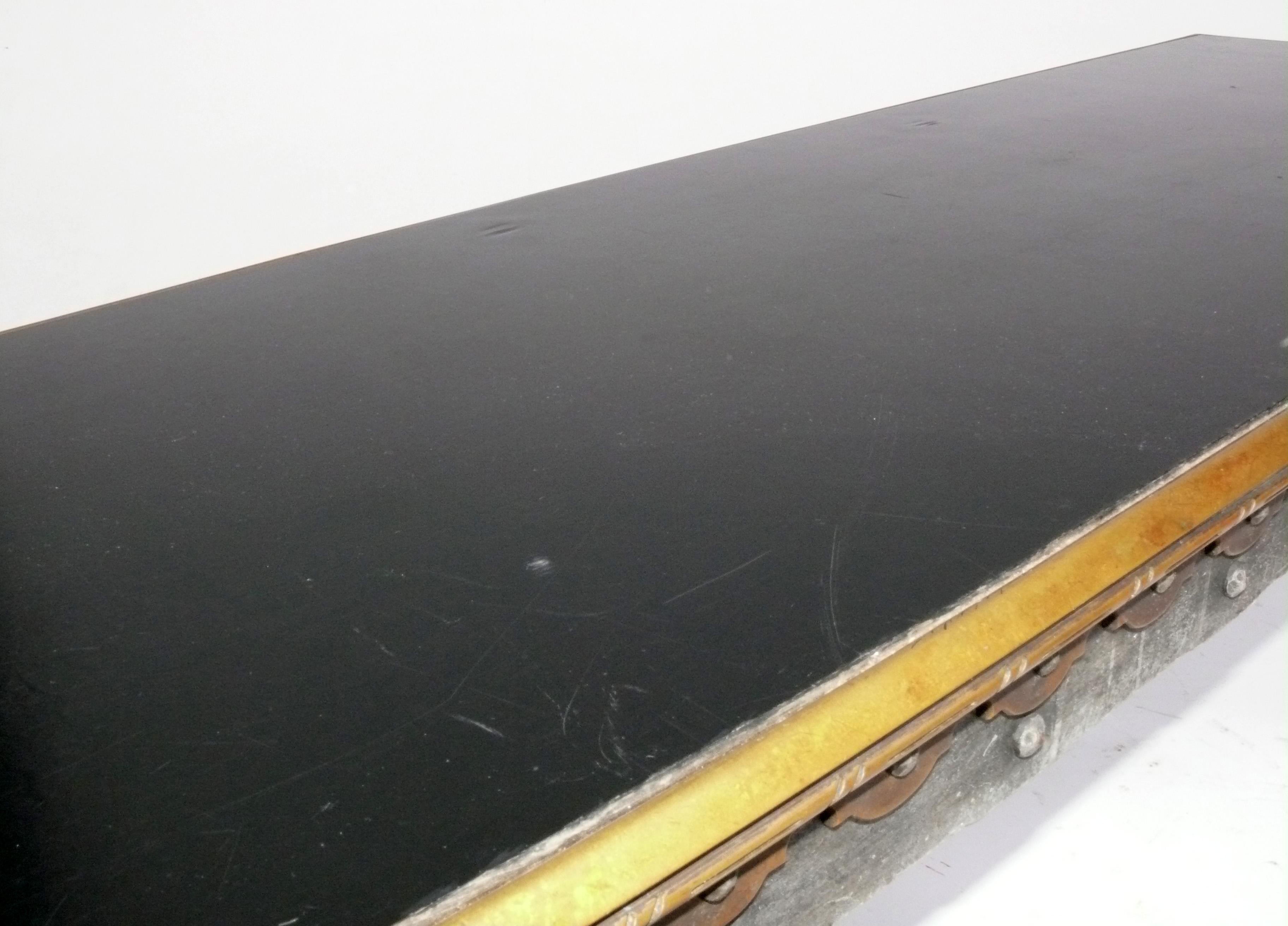 Début du 20ème siècle Table basse ou banc en bronze Oscar Bach Art déco gothique circa 1920 en vente