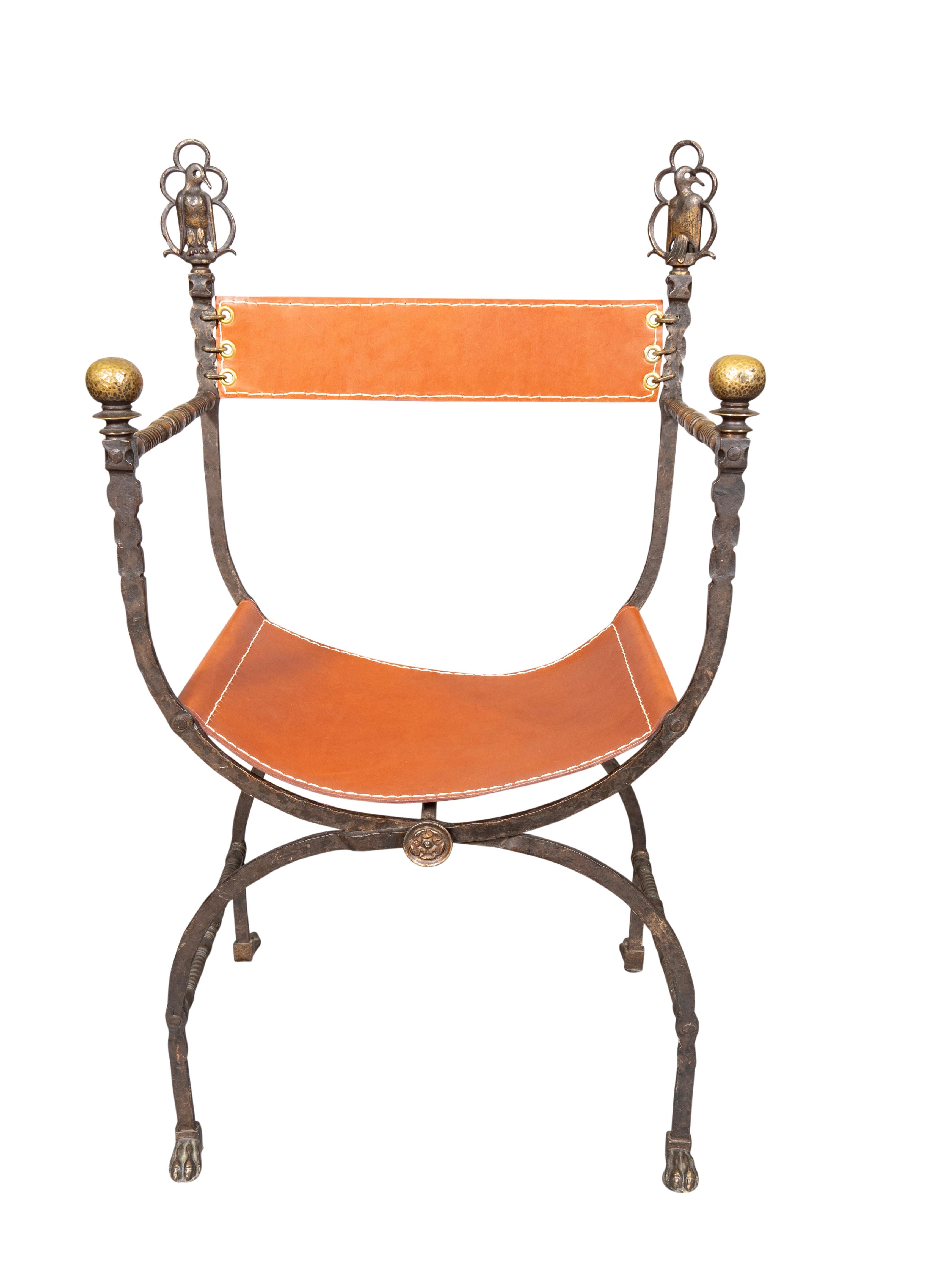 Una silla inusual con asiento y respaldo de cuero de castaño nuevo. Respaldo con remates de pájaros. Patas arqueadas con pies de garra. Silla plegable. Sin firmar.