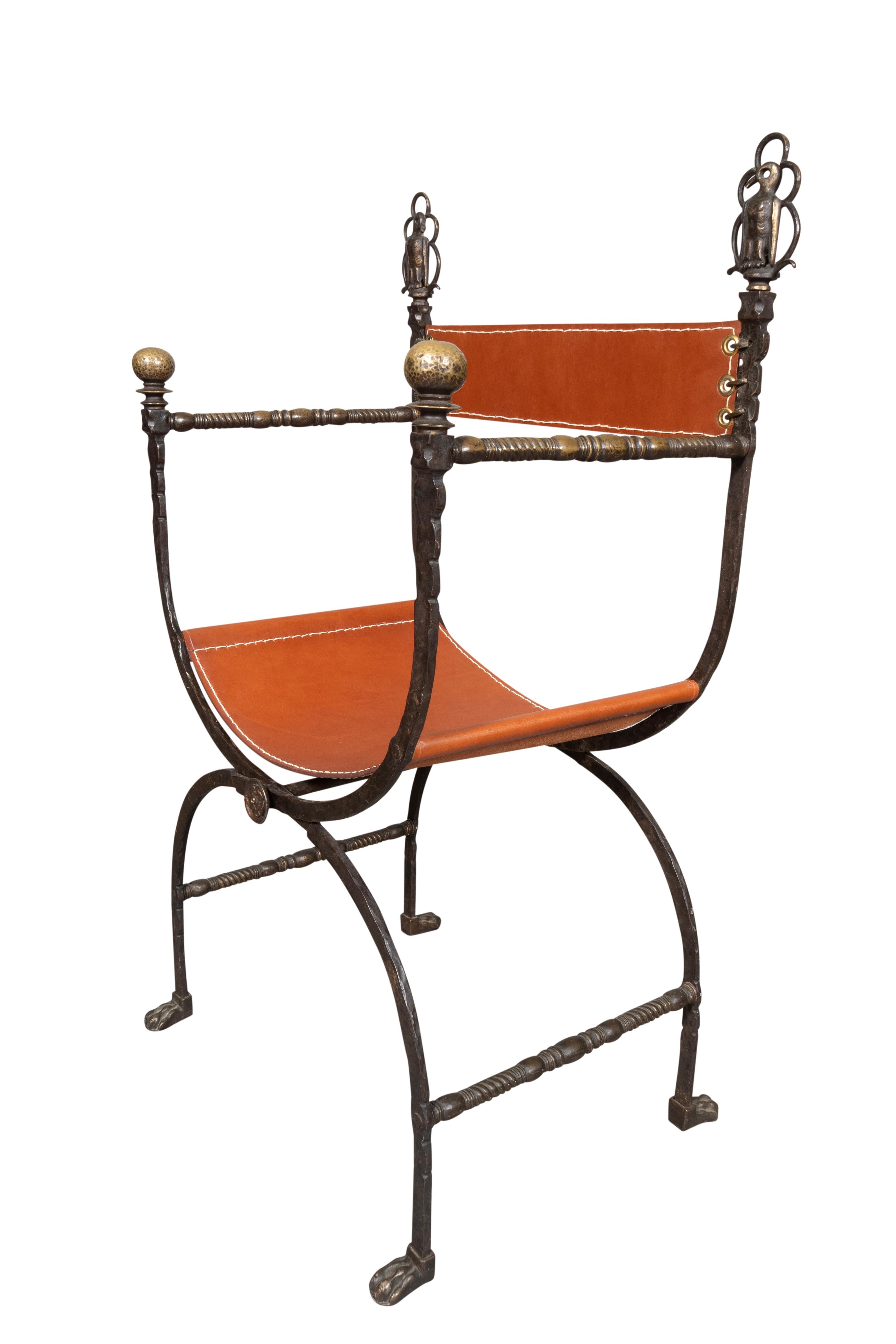 Sillón Oscar Bach de hierro forjado y bronce mediados del siglo XX en venta