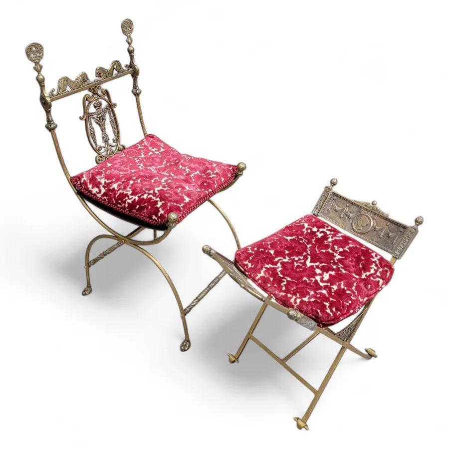 Antiguo Art Decó Oscar Bruno Bach Silla y otomana Savonarola de bronce ornamentada con finos detalles 

Este exquisito conjunto incluye una silla auxiliar/de tocador antigua Art Decó Oscar Bruno Bach Savonarola y una otomana, que muestran una